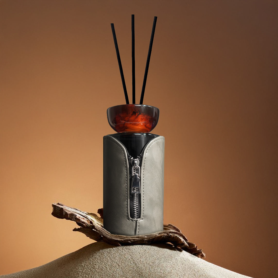 SMOKY SANDALWOOD stick diffuser with leather cover, 200ml, featuring warm wood aroma and elegant design by M&SENSE.