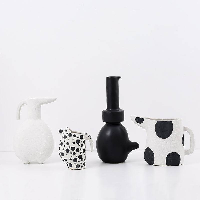 White Sand Geometric Vase- B Fa-D21091B - Vases - ebarza Furniture UAE | Shop Modern Furniture in Abu Dhabi & Dubai - مفروشات ايبازرا في الامارات | تسوق اثاث عصري وديكورات مميزة في دبي وابوظبي