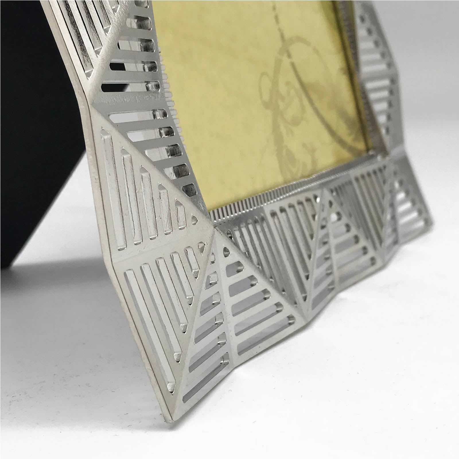 Handmade Zinc Photo Frame Chrome 40511-57A000 - Photo Frames - ebarza Furniture UAE | Shop Modern Furniture in Abu Dhabi & Dubai - مفروشات ايبازرا في الامارات | تسوق اثاث عصري وديكورات مميزة في دبي وابوظبي