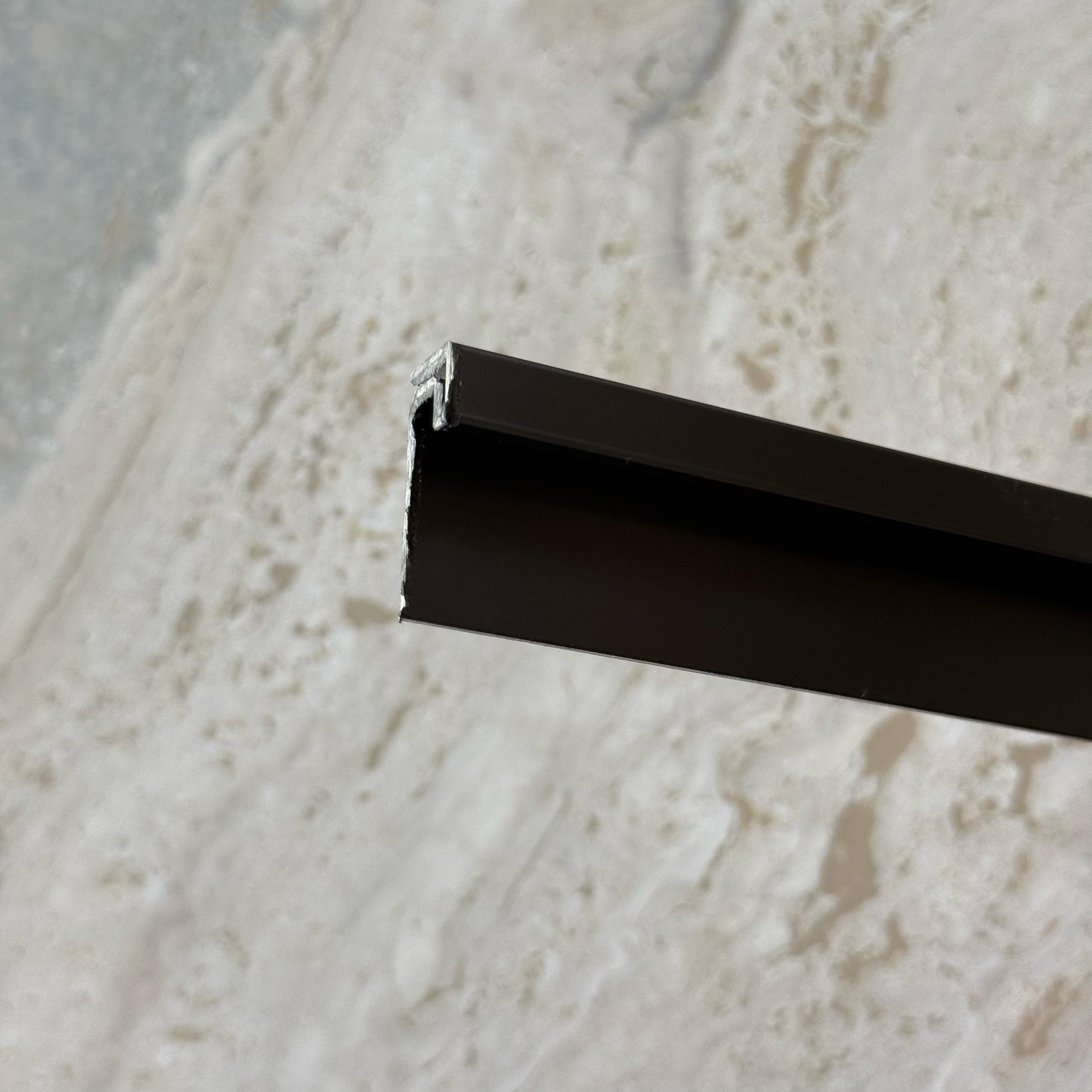 Black stainless steel wall panel profile, 0.8mm thick, 2.5cm width, from BEACON, ideal for modern wall paneling and surface finishing.