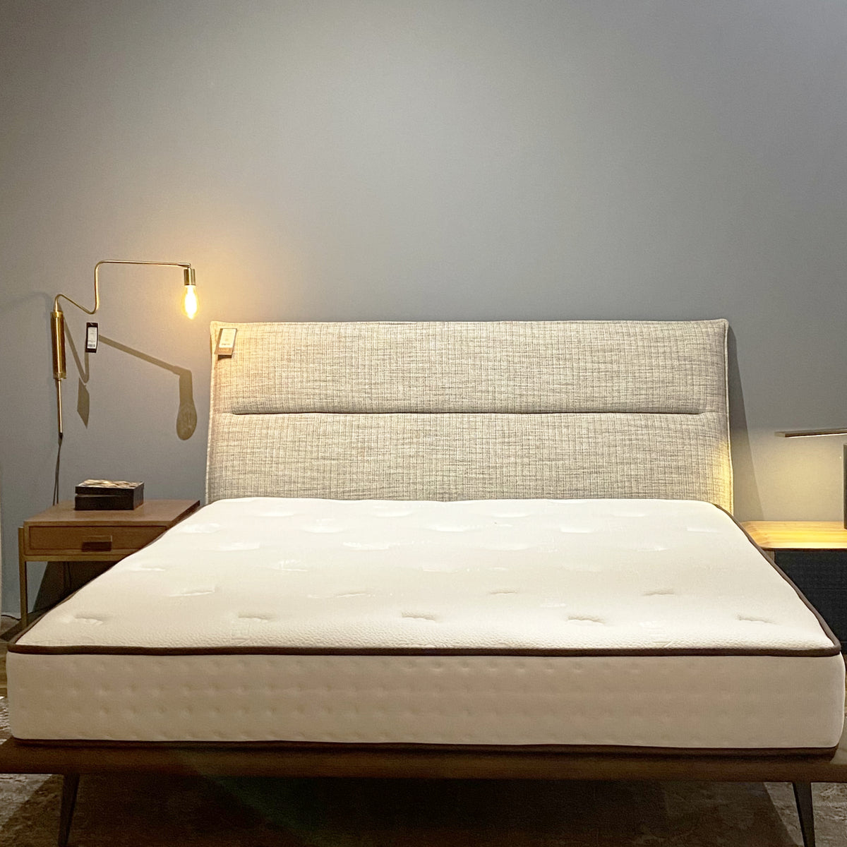 Display of a 180x200 cm latex King Size mattress by Beacon, showing the plush surface and supportive structure.