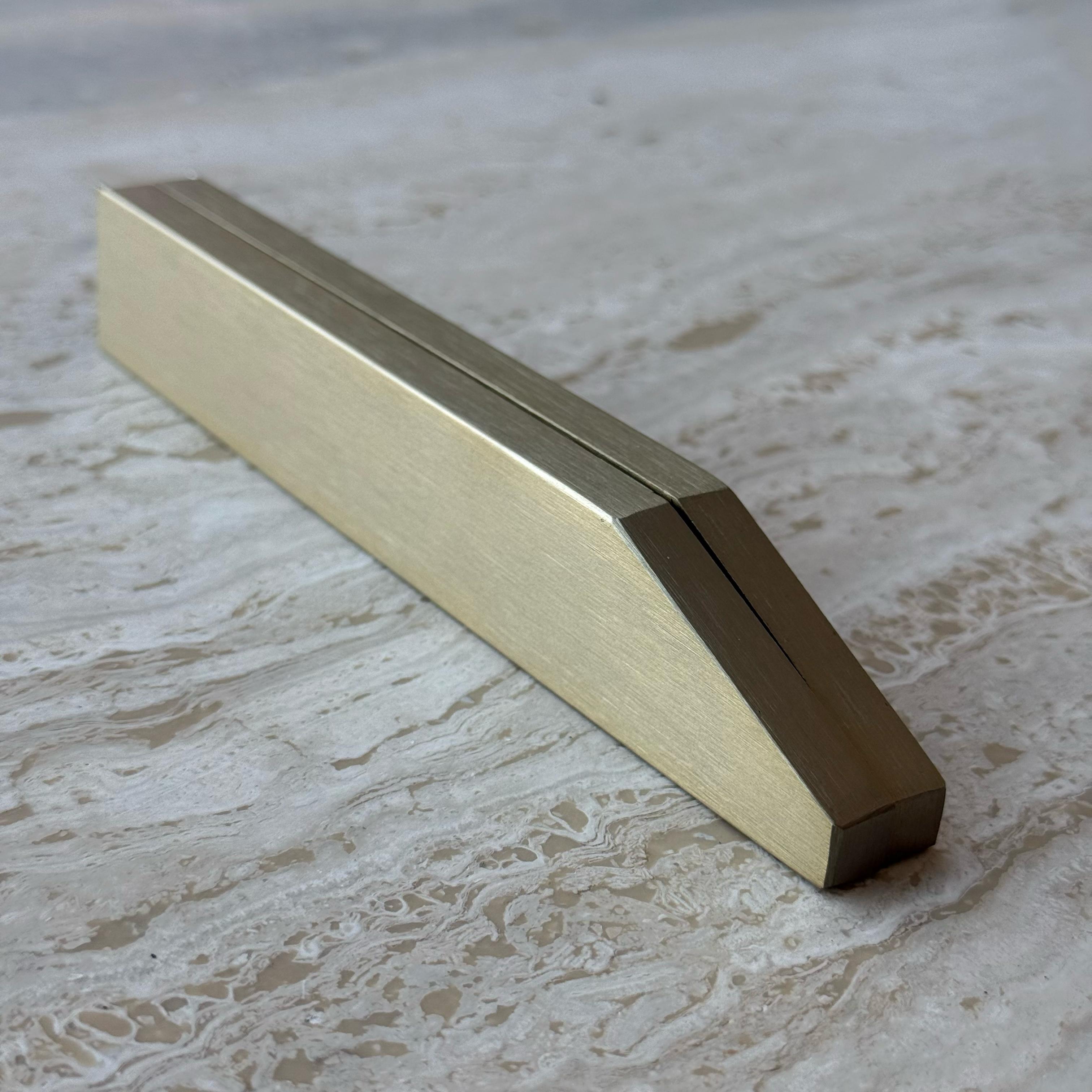 Gold sealing cap for wall panel profiles, 1mm thick, with 2.8cm diameter, by BEACON, used as extra accessories for wall panels.