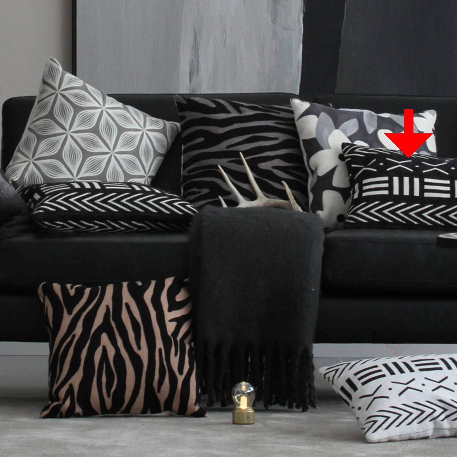 30X50 Cm Cushion Cover 190408-016-1-Black & White -  Cushions | 30X50 غطاء وسادة - ebarza Furniture UAE | Shop Modern Furniture in Abu Dhabi & Dubai - مفروشات ايبازرا في الامارات | تسوق اثاث عصري وديكورات مميزة في دبي وابوظبي