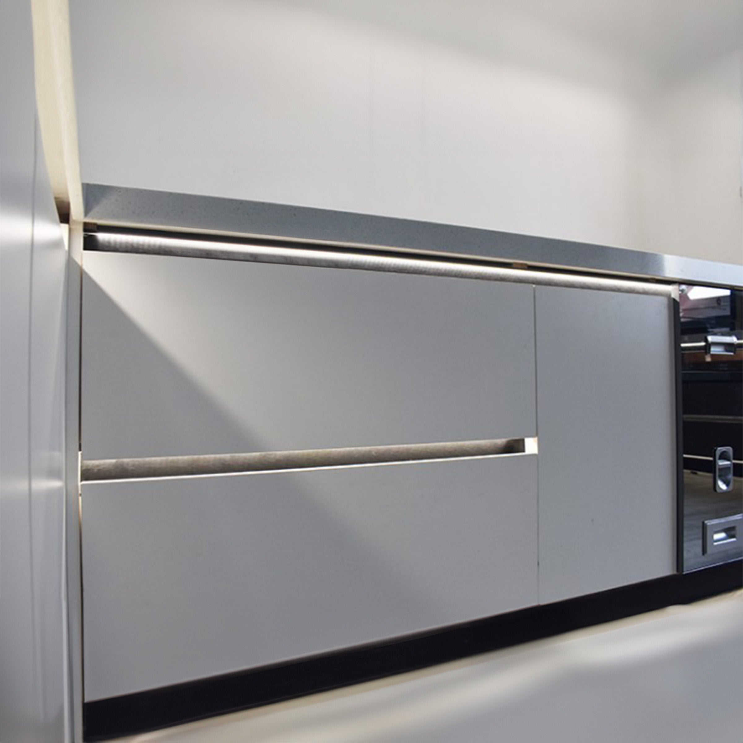 Black 330cm L-shape aluminum handle profile without LED light, designed for wall panels and profiles by BEACON.