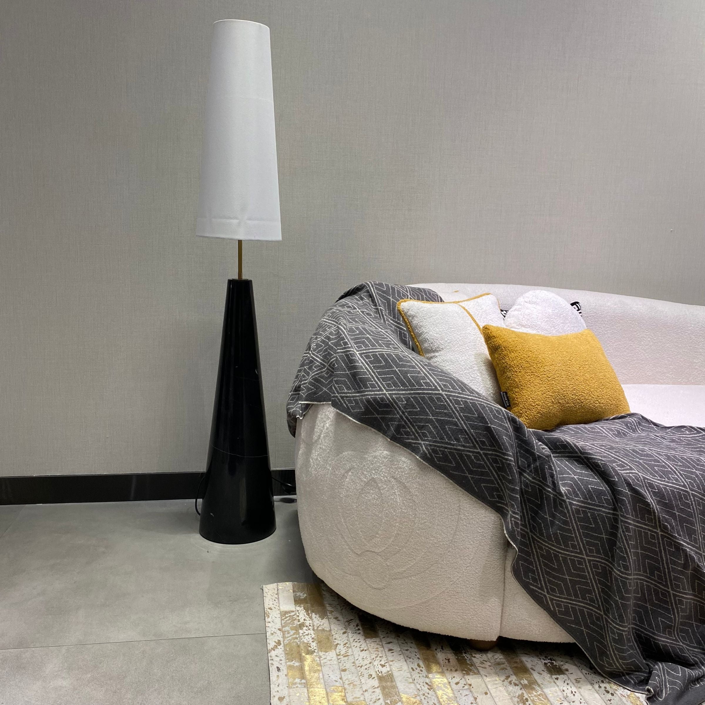 Black Floor Lamp CY-LTD-1008-B -  Floor Lamps | مصباح أرضي أسود - ebarza Furniture UAE | Shop Modern Furniture in Abu Dhabi & Dubai - مفروشات ايبازرا في الامارات | تسوق اثاث عصري وديكورات مميزة في دبي وابوظبي