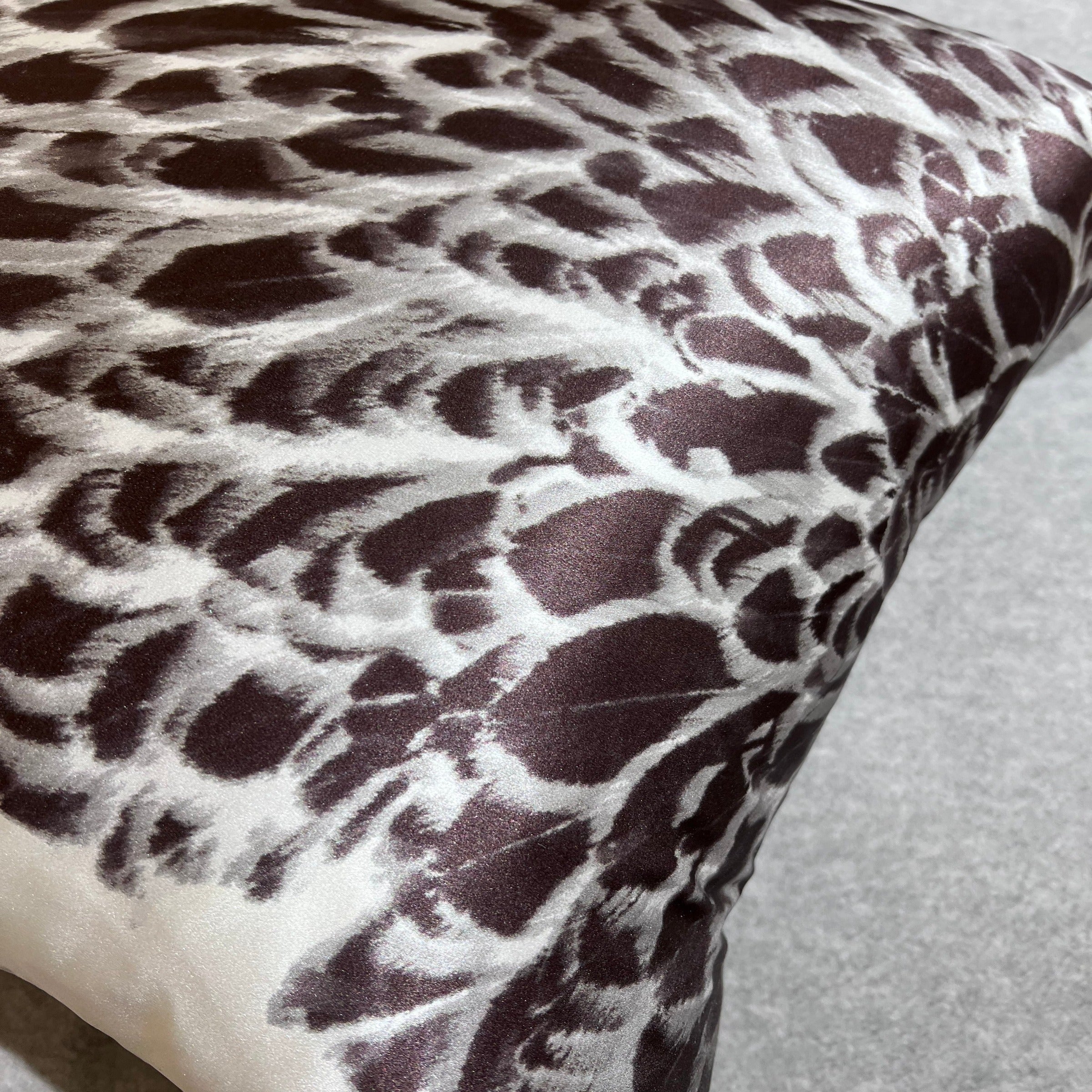 BEACON Fidel printing 45x45 cm cushion with intricate geometric design, soft fabric, and decorative pillow for home decor.