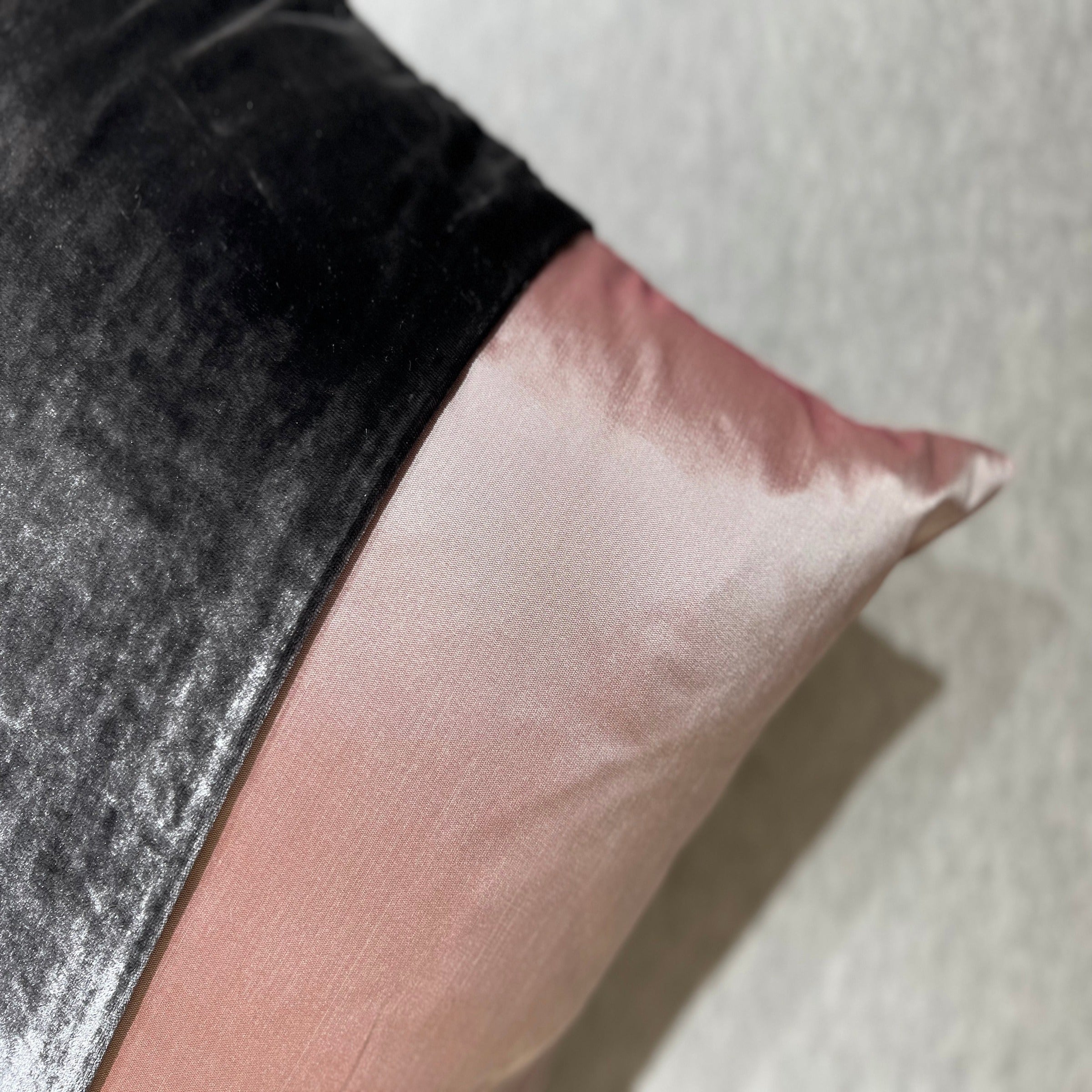 BEACON Fidel Silk Cushion 45x45 cm in elegant silk fabric, decorative cushion with stylish design and soft texture.