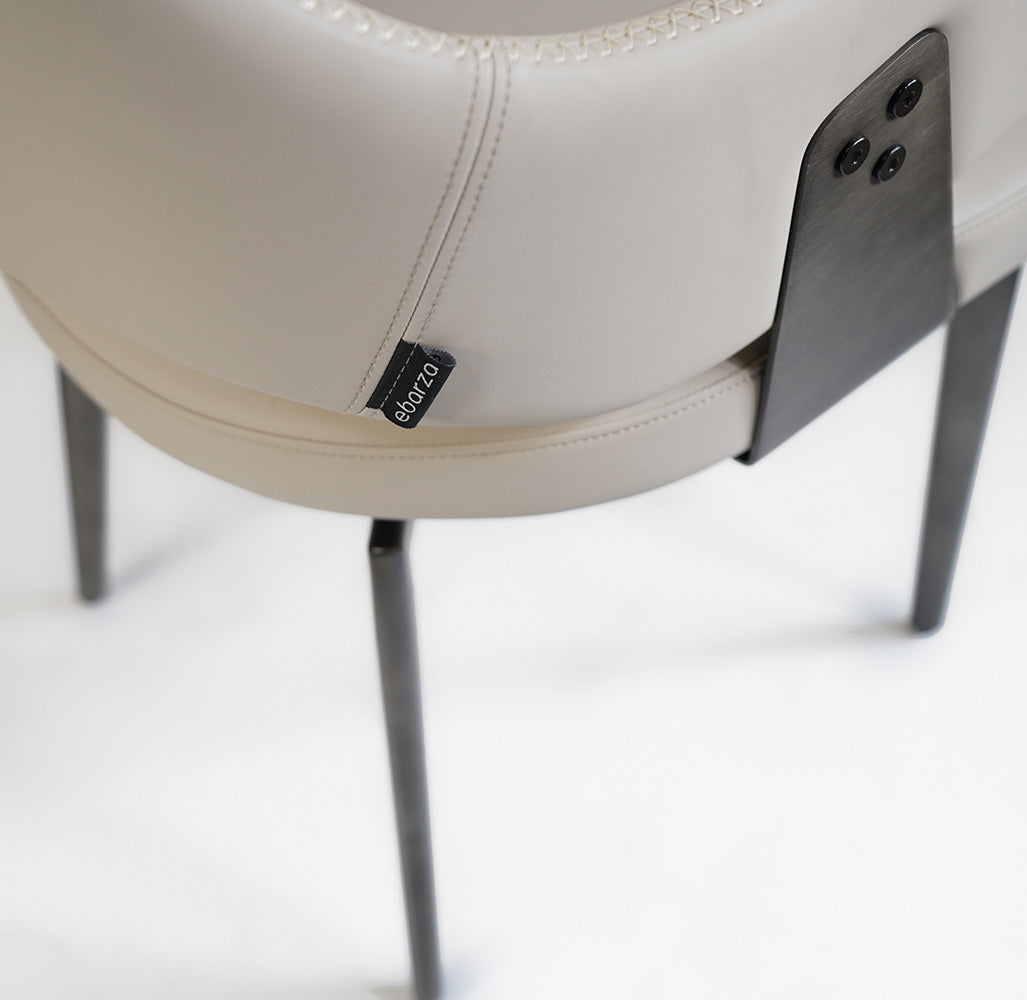Logan Lounge Chair BC715 -  Lounge Chairs | كرسي صالة - ebarza Furniture UAE | Shop Modern Furniture in Abu Dhabi & Dubai - مفروشات ايبازرا في الامارات | تسوق اثاث عصري وديكورات مميزة في دبي وابوظبي