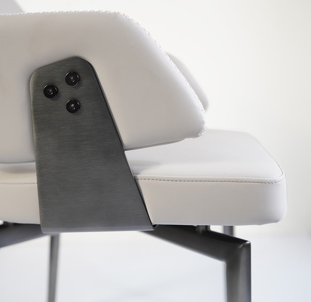 Logan Lounge Chair BC715 -  Lounge Chairs | كرسي صالة - ebarza Furniture UAE | Shop Modern Furniture in Abu Dhabi & Dubai - مفروشات ايبازرا في الامارات | تسوق اثاث عصري وديكورات مميزة في دبي وابوظبي