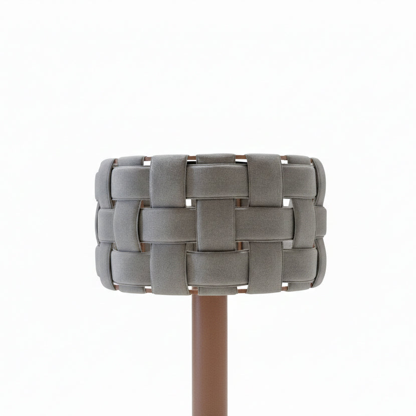 BEACON Dai outdoor floor lamp with solar power, smart outdoor lighting, modern design, and adjustable brightness.