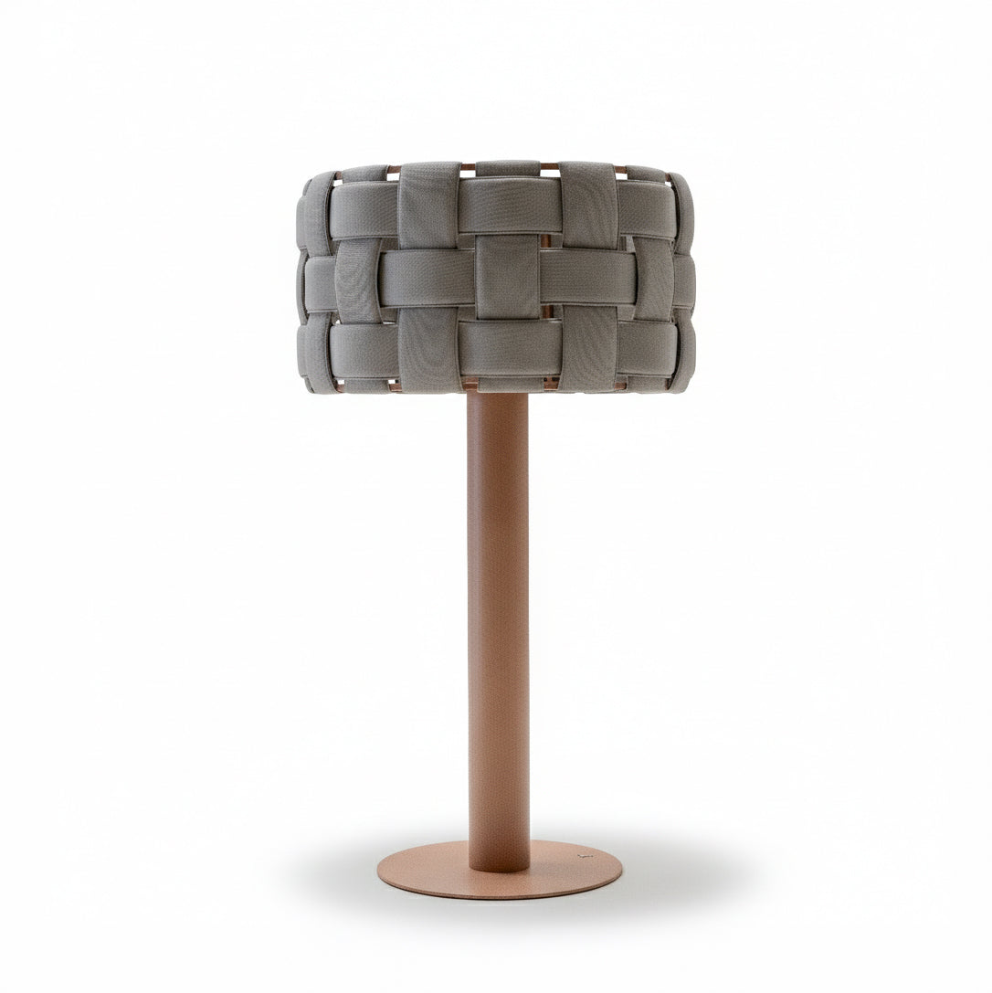 BEACON Dai outdoor floor lamp with solar power, smart outdoor lighting, black design, suitable for garden or patio areas.