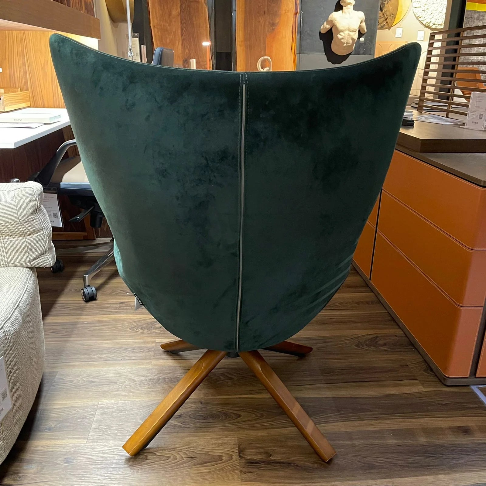 Display Item - Biel Lounge Chair Lc031W - YAS -  DISPLAY ITEM - ebarza Furniture UAE | Shop Modern Furniture in Abu Dhabi & Dubai - مفروشات ايبازرا في الامارات | تسوق اثاث عصري وديكورات مميزة في دبي وابوظبي