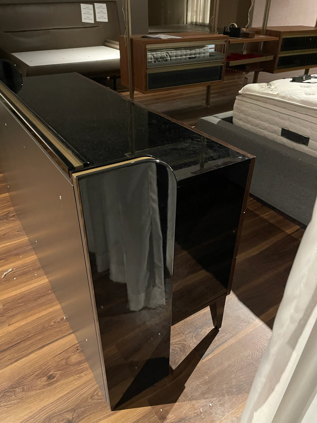 Display Item - Kant Dresser & Mirror Kant-Dresser+Mirror - Yas