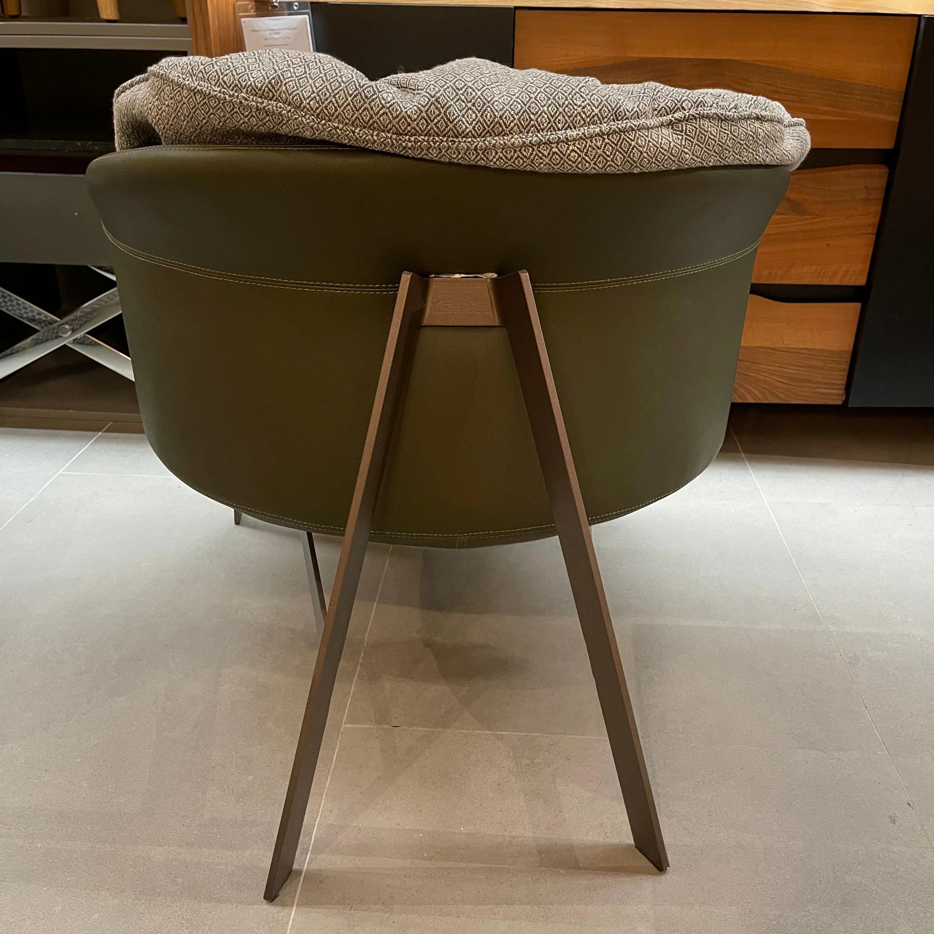 Display Item - Parma Lounge Chair Lc036 -YAS -  DISPLAY ITEM - ebarza Furniture UAE | Shop Modern Furniture in Abu Dhabi & Dubai - مفروشات ايبازرا في الامارات | تسوق اثاث عصري وديكورات مميزة في دبي وابوظبي