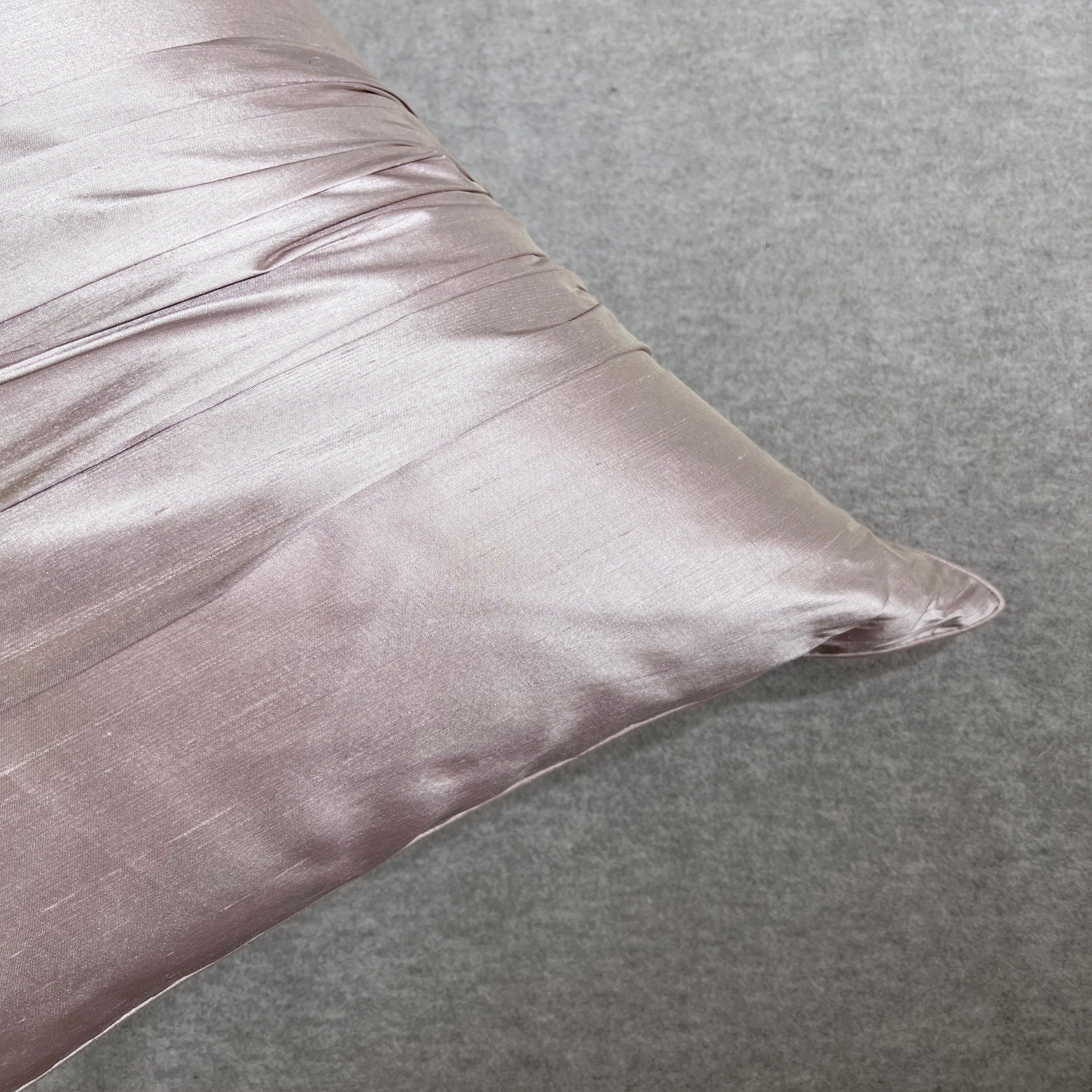 45*45 Hiago silk Cushion - ECC117 -  Cushions | وسادة هياجو الحريرية - ebarza Furniture UAE | Shop Modern Furniture in Abu Dhabi & Dubai - مفروشات ايبازرا في الامارات | تسوق اثاث عصري وديكورات مميزة في دبي وابوظبي
