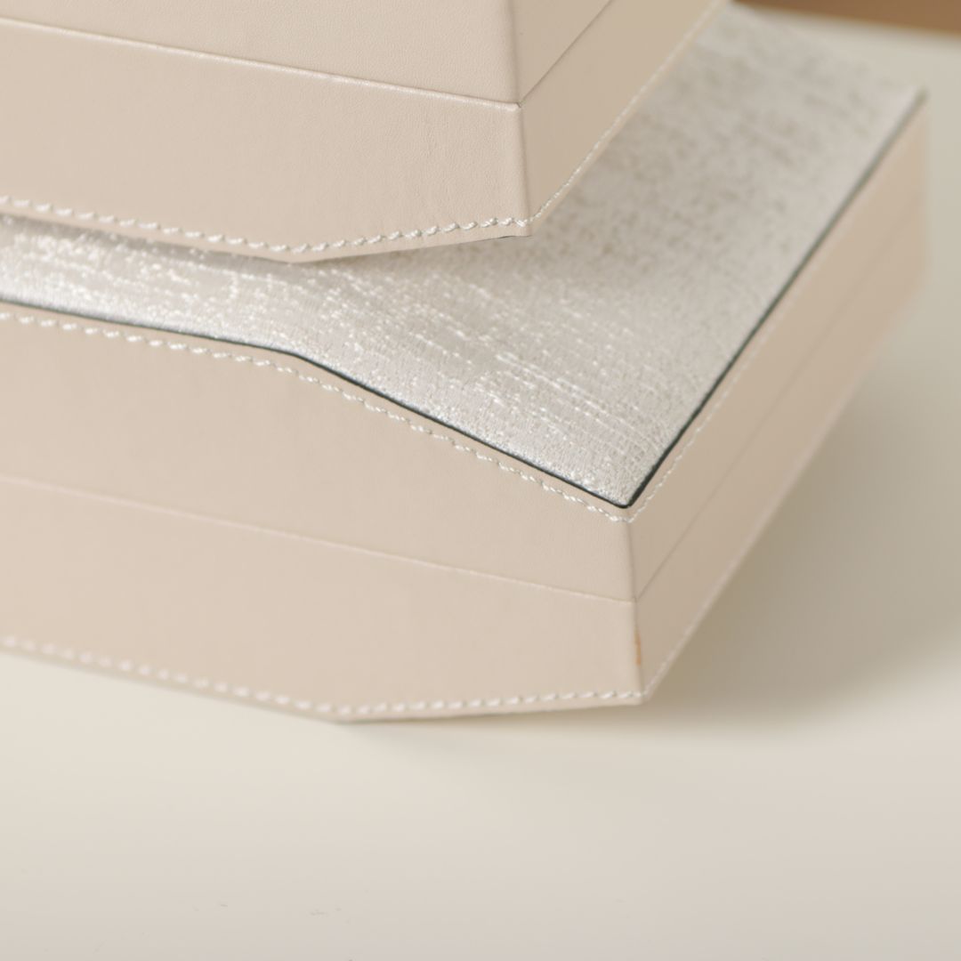 KD5022AS - طلب مسبق – توصيل خلال 15 يوم – صندوق مجوهرات جلدي بمفصلات حجم صغير