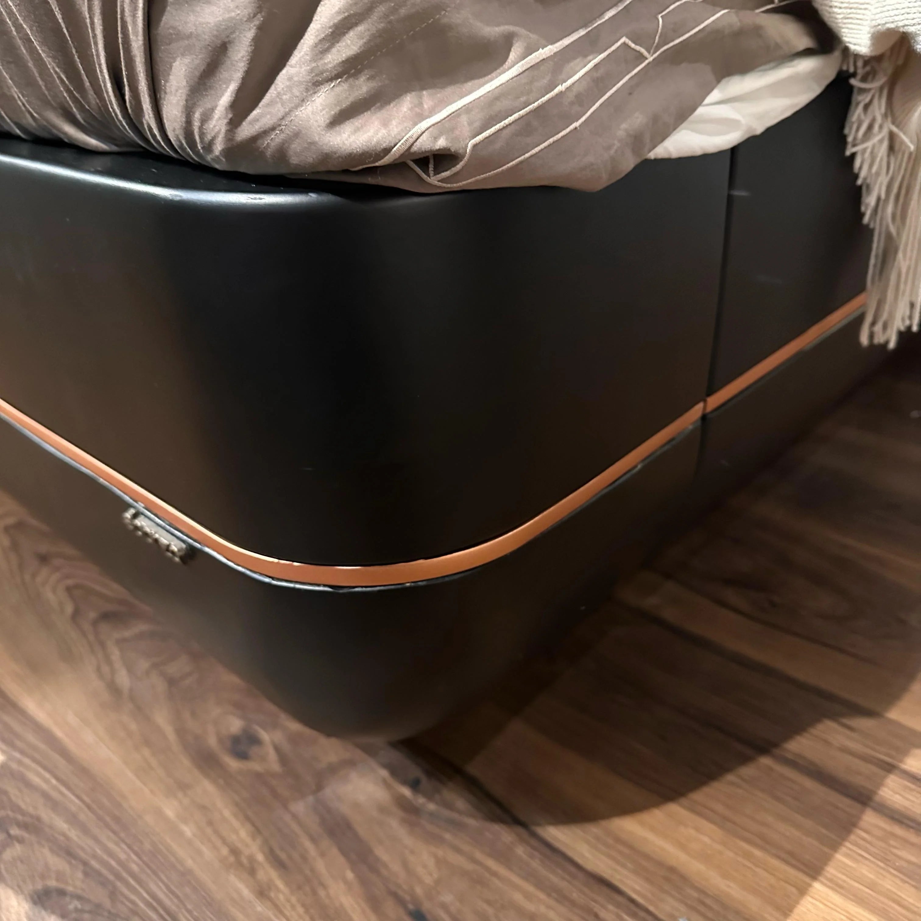 AS IS - Tulip King Size Bedstead  KARTLP001-Black -  DISPLAY ITEM - ebarza Furniture UAE | Shop Modern Furniture in Abu Dhabi & Dubai - مفروشات ايبازرا في الامارات | تسوق اثاث عصري وديكورات مميزة في دبي وابوظبي