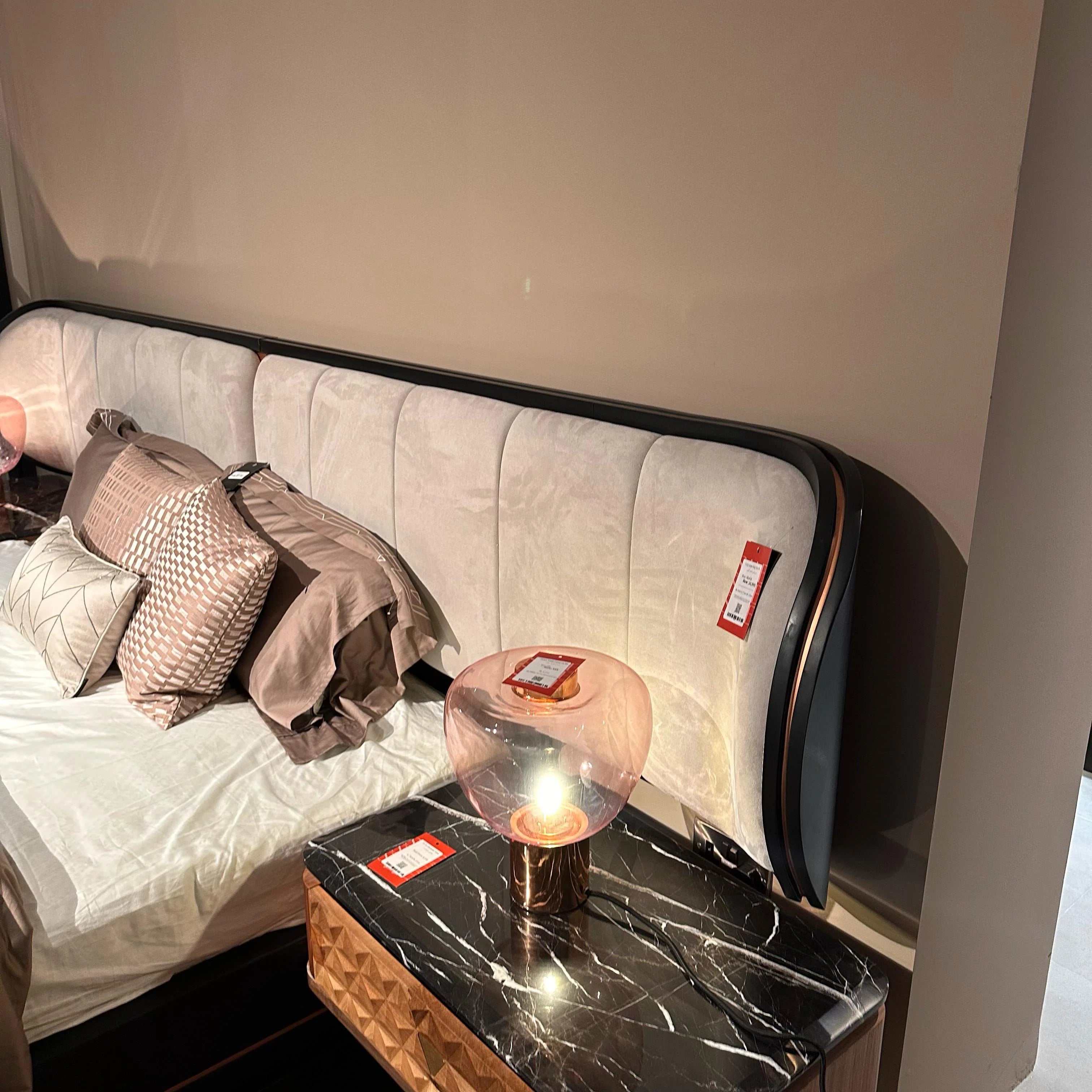 AS IS - Tulip King Size Bedstead  KARTLP001-Black -  DISPLAY ITEM - ebarza Furniture UAE | Shop Modern Furniture in Abu Dhabi & Dubai - مفروشات ايبازرا في الامارات | تسوق اثاث عصري وديكورات مميزة في دبي وابوظبي