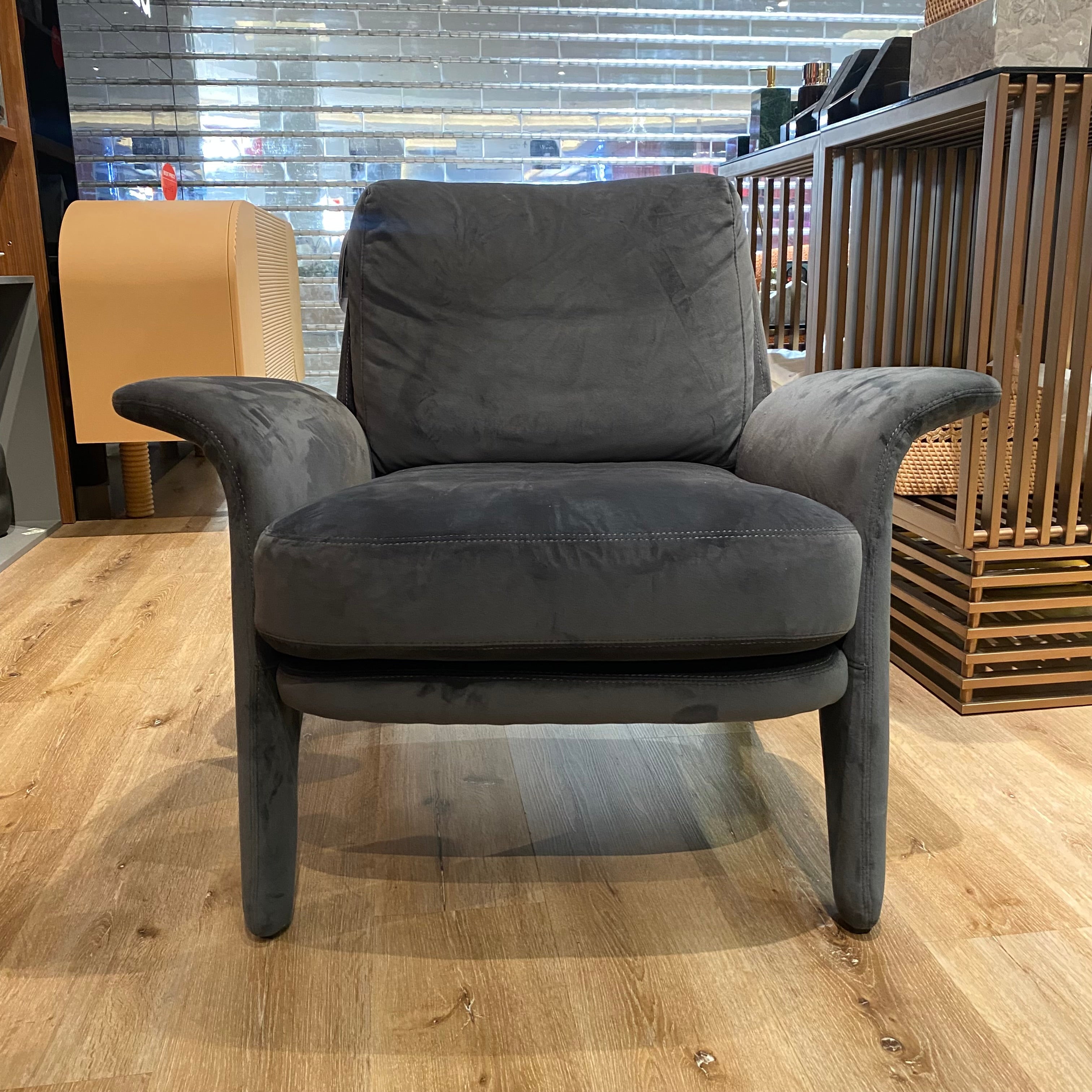Display Item - New Oslo Lounge Chair Lc065Nakheel -  USED ITEM | قطعة من المعرض - كرسي صالة أوسلو الجديد - ebarza Furniture UAE | Shop Modern Furniture in Abu Dhabi & Dubai - مفروشات ايبازرا في الامارات | تسوق اثاث عصري وديكورات مميزة في دبي وابوظبي