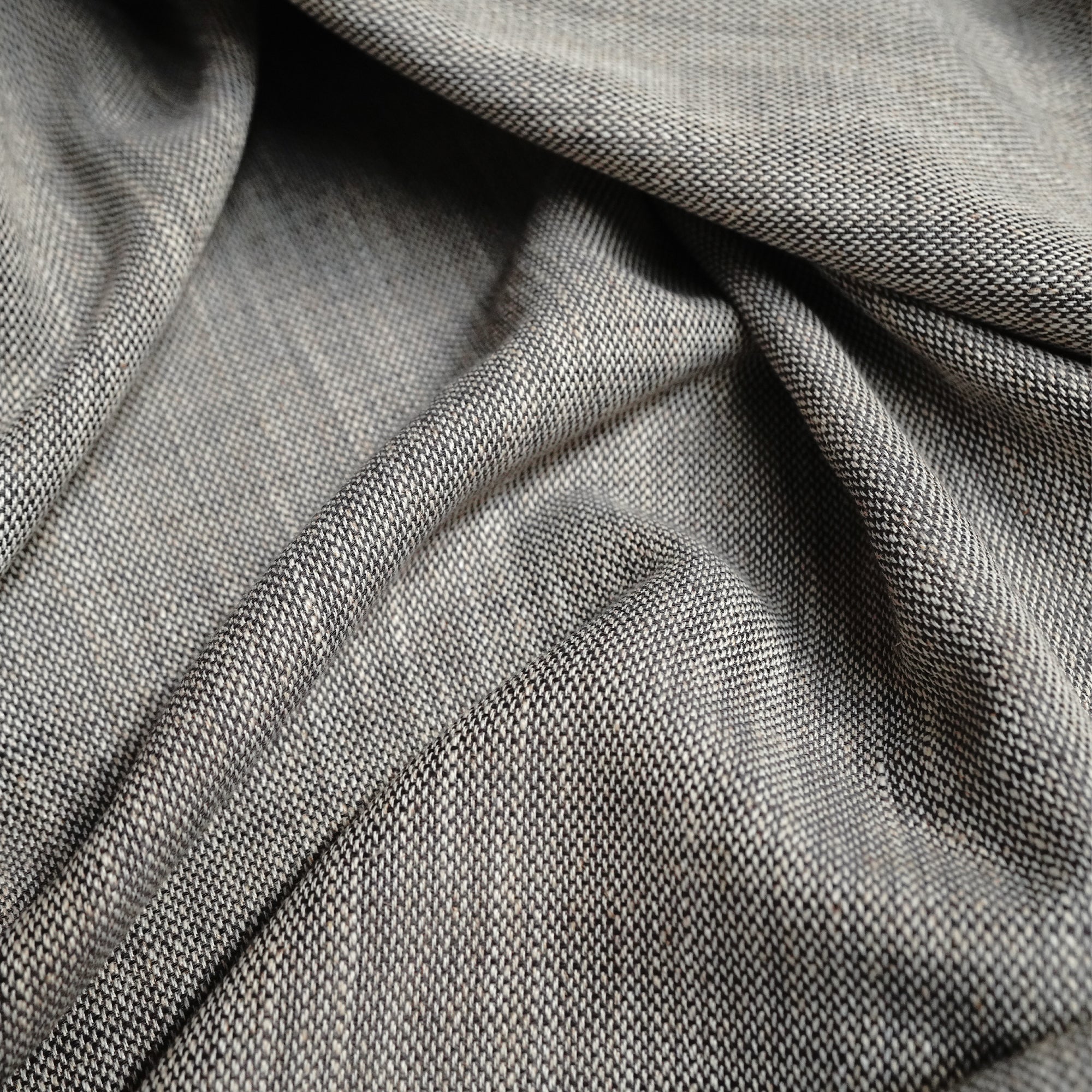Elegant Roger window curtain fabric in anthrazit from QJDG, showcasing a stylish drape design for modern window decor.