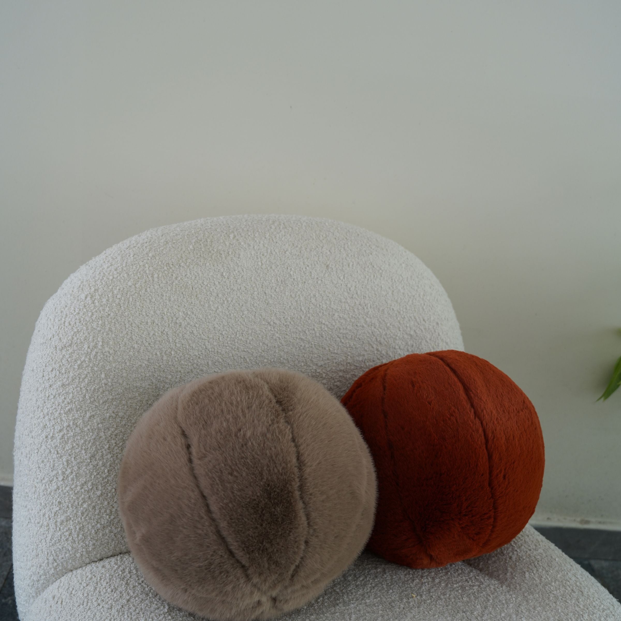 D30cm  SKJG Acq Plush Ball Cushion(with filling) ECC144 -  Cushions | وسادة كروية قطيفة بقطر 30 سم (مع الحشو) - ebarza Furniture UAE | Shop Modern Furniture in Abu Dhabi & Dubai - مفروشات ايبازرا في الامارات | تسوق اثاث عصري وديكورات مميزة في دبي وابوظبي