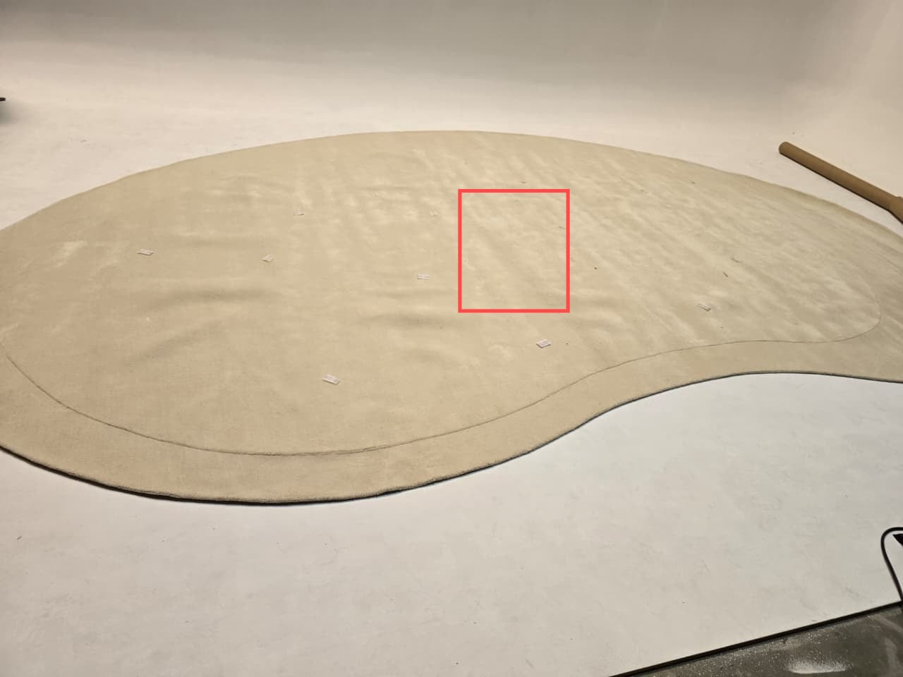 Beige wool rug measuring 600x400 cm, display item by Javi with product code JH-22736, showing its textured surface and size.