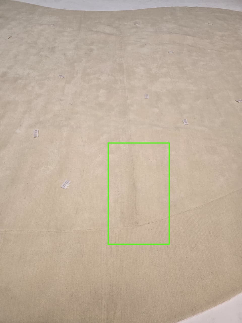 Display image of a beige wool rug measuring 600x400 cm by Javi, showing its texture and size as a display item.