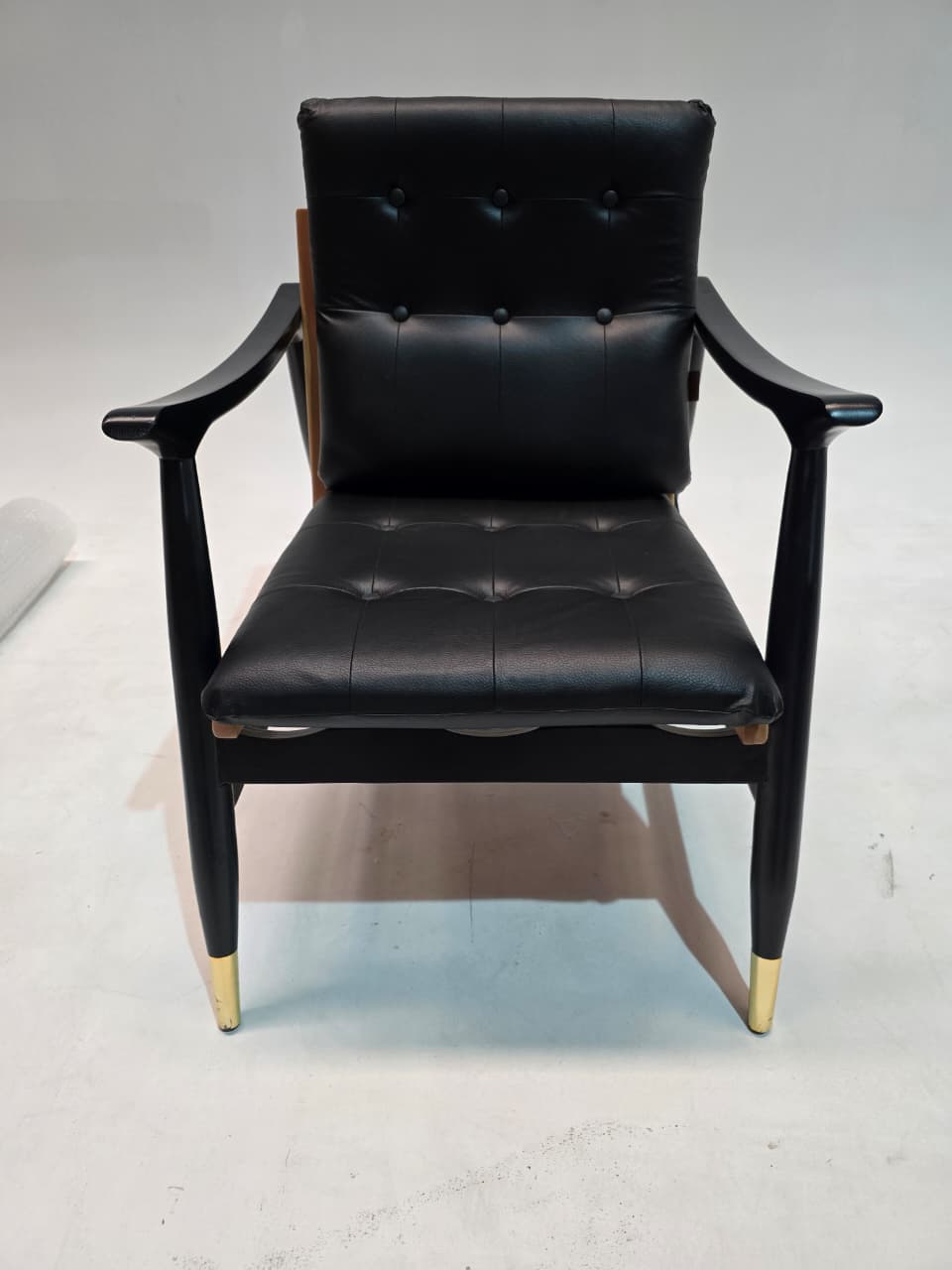 Display image of Bonna-Glory901 SANCREA armchair, showing its beige fabric upholstery and modern design as a display item.