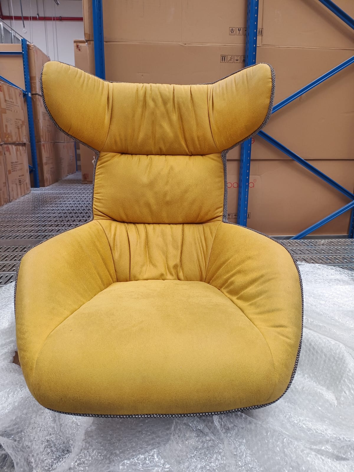 AS IS - Monaco Swivel Lounge Chair  LC001 -  DISPLAY ITEM - ebarza Furniture UAE | Shop Modern Furniture in Abu Dhabi & Dubai - مفروشات ايبازرا في الامارات | تسوق اثاث عصري وديكورات مميزة في دبي وابوظبي