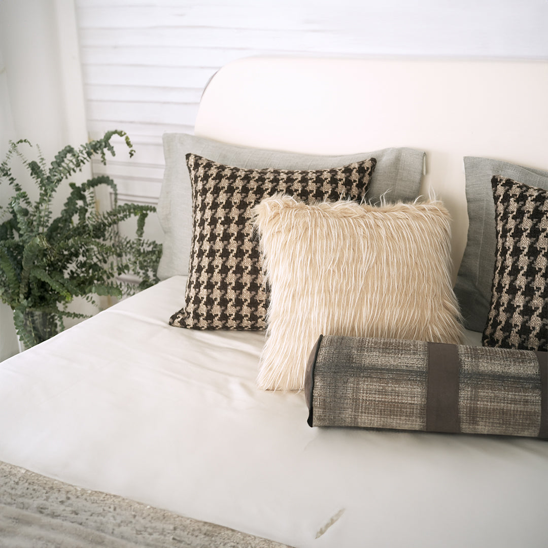 BEACON bedding set EBB043 with floral patterned duvet cover and matching pillowcases, soft and comfortable for a cozy bedroom.