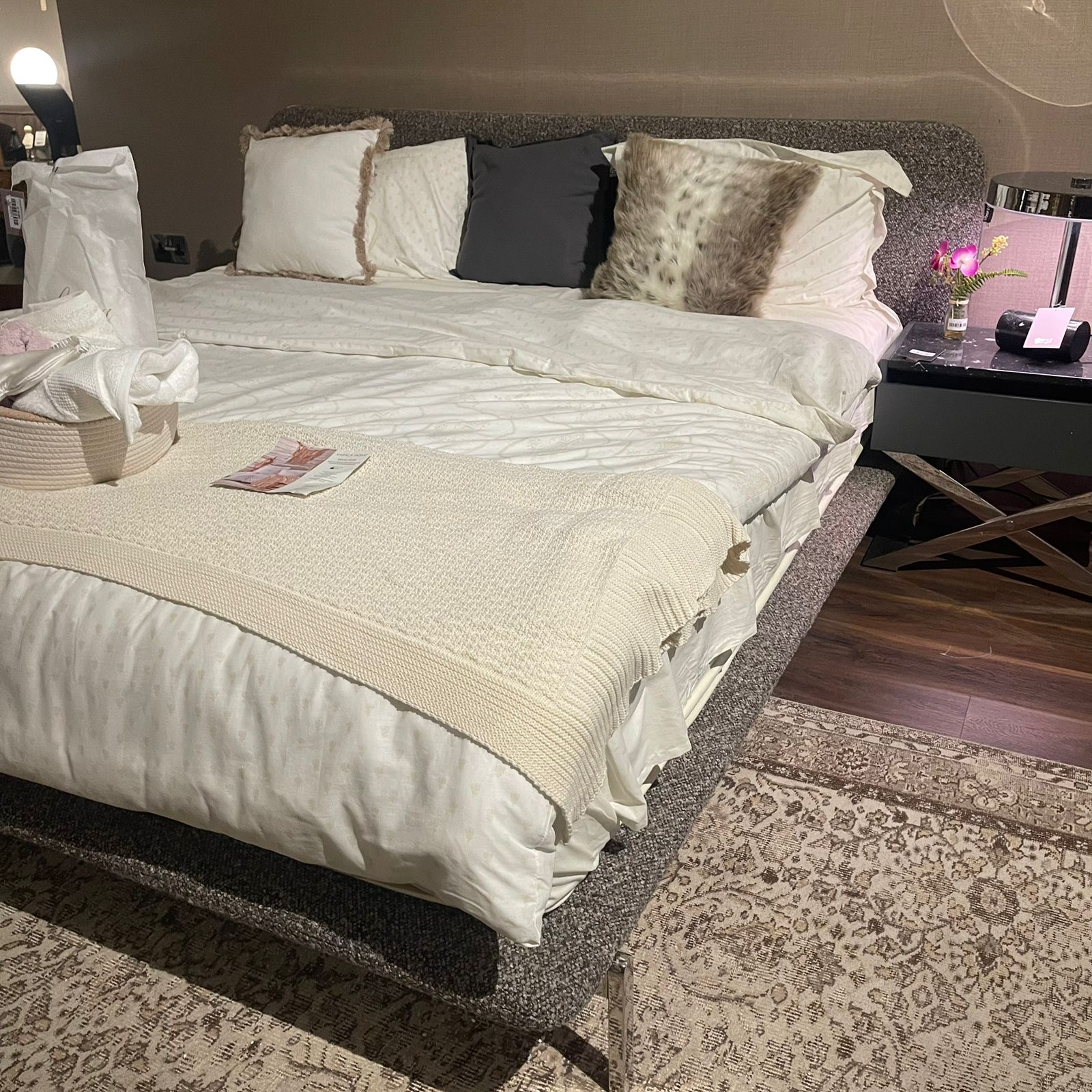 Display Item - Duke King Size Bed B026-YAS -  DISPLAY ITEM - ebarza Furniture UAE | Shop Modern Furniture in Abu Dhabi & Dubai - مفروشات ايبازرا في الامارات | تسوق اثاث عصري وديكورات مميزة في دبي وابوظبي