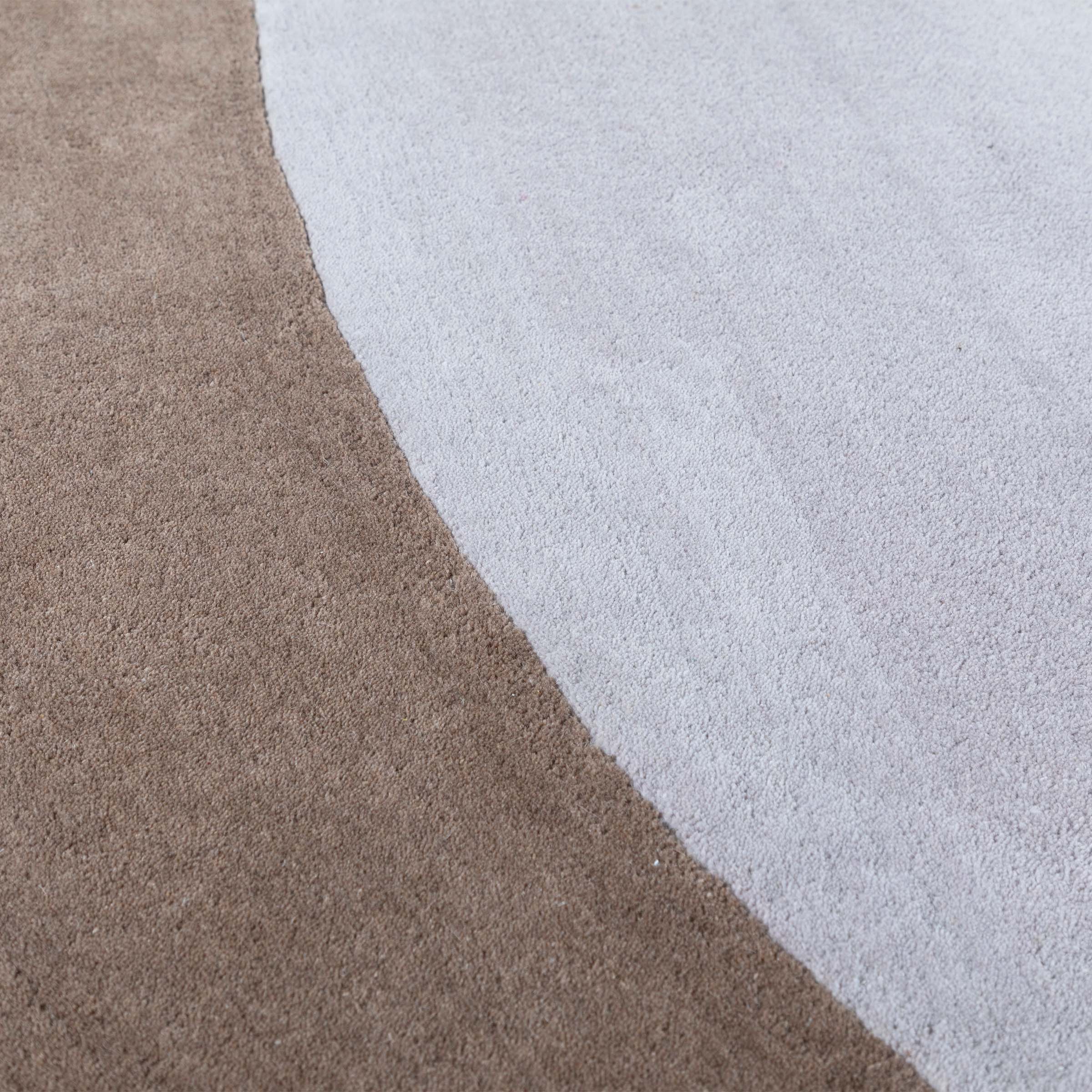 Round wool rug in beige and brown with a textured pattern, size 500x350 cm, by Javi.