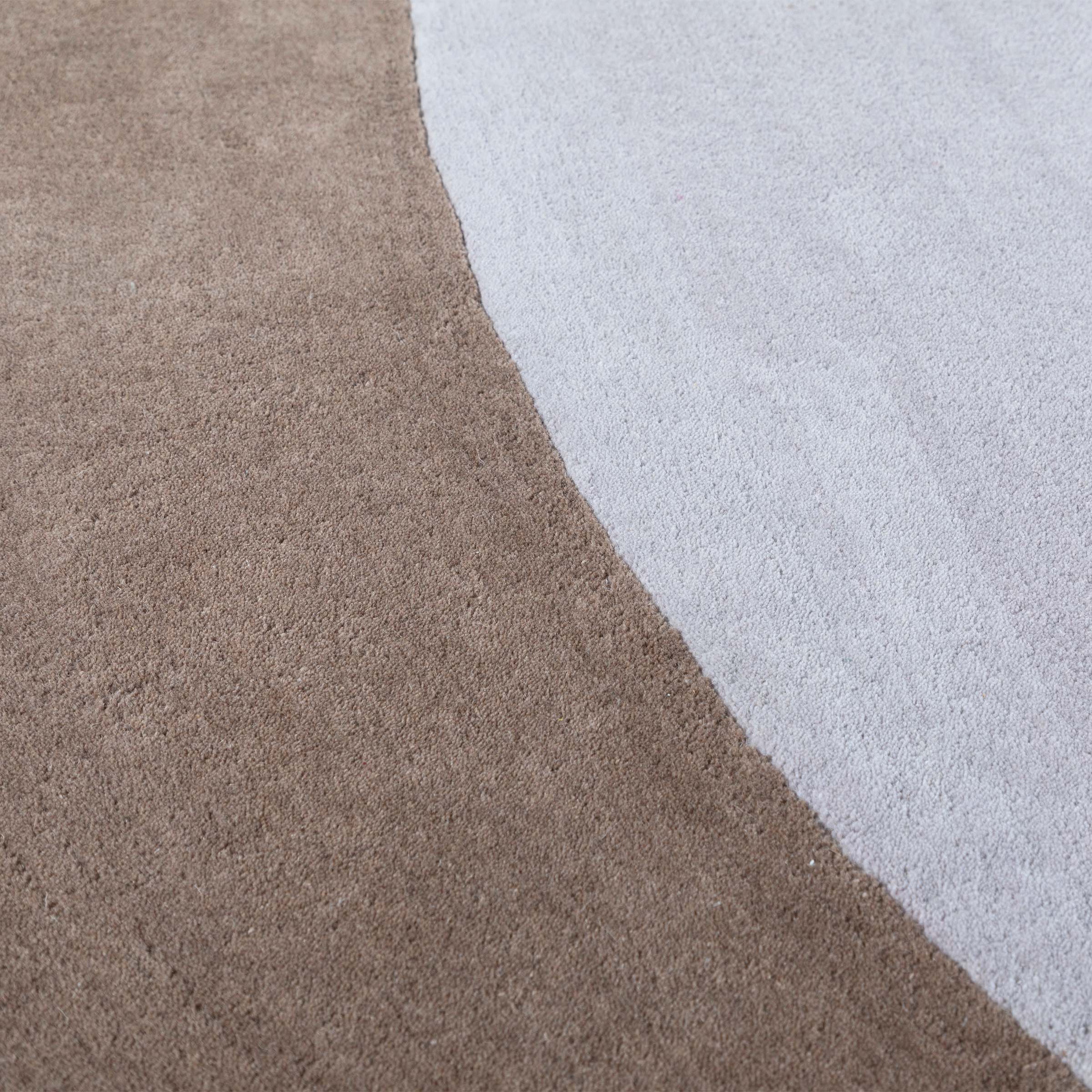 Round wool rug in beige and brown with a soft texture, size 500x350 cm, by Javi, model JH-22729.