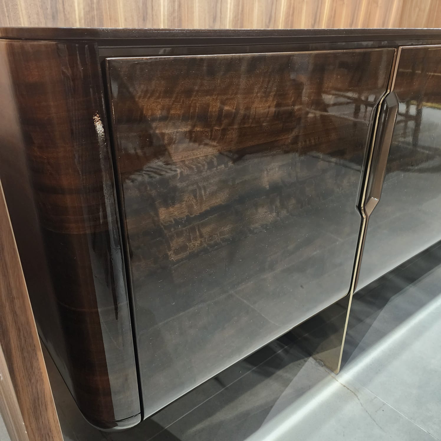 Saloni Arpage sideboard with sleek wood finish and modern design, featuring multiple storage compartments and minimalist style.