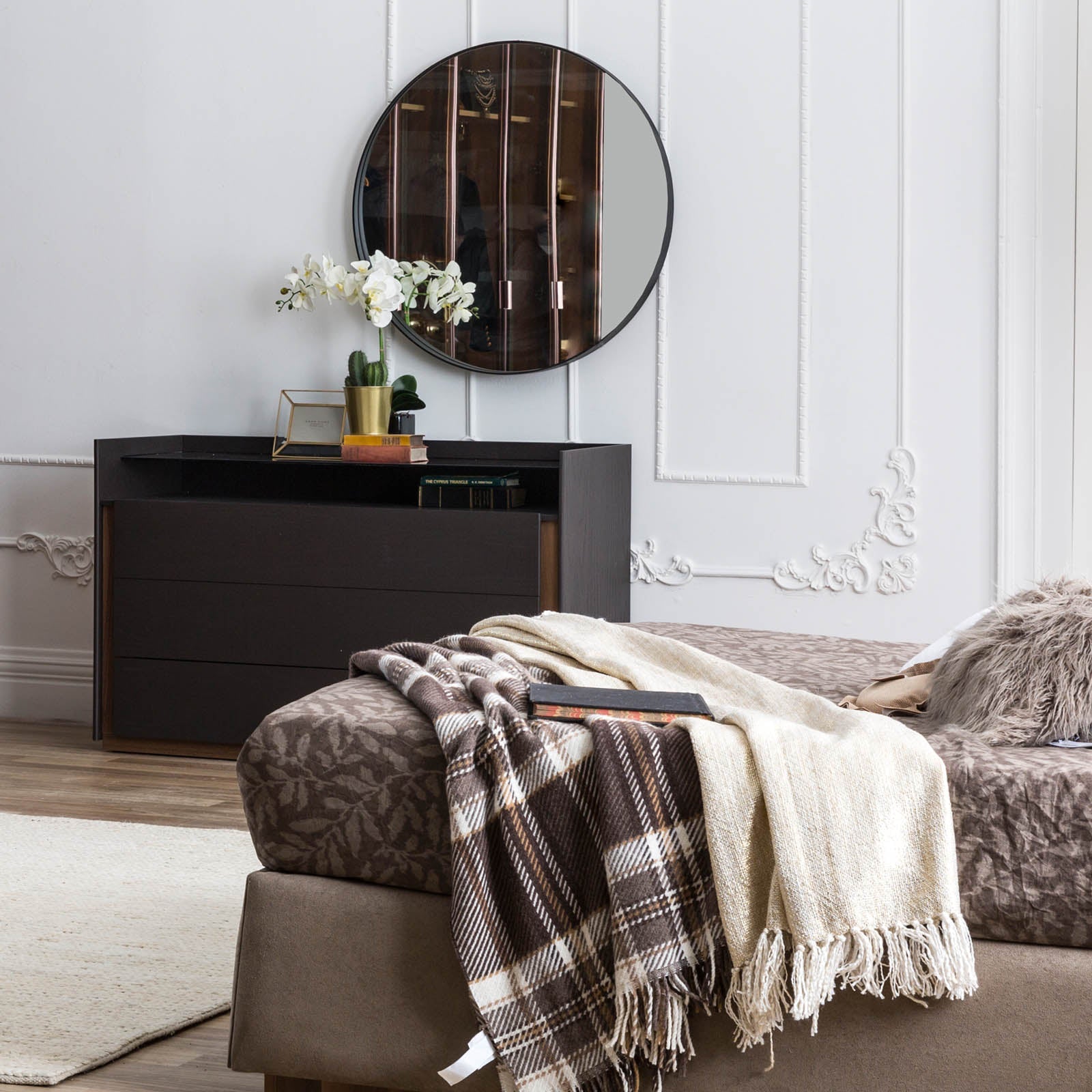 Display item showing a block-style dresser leg by Saloni, designed for furniture support and aesthetic appeal.