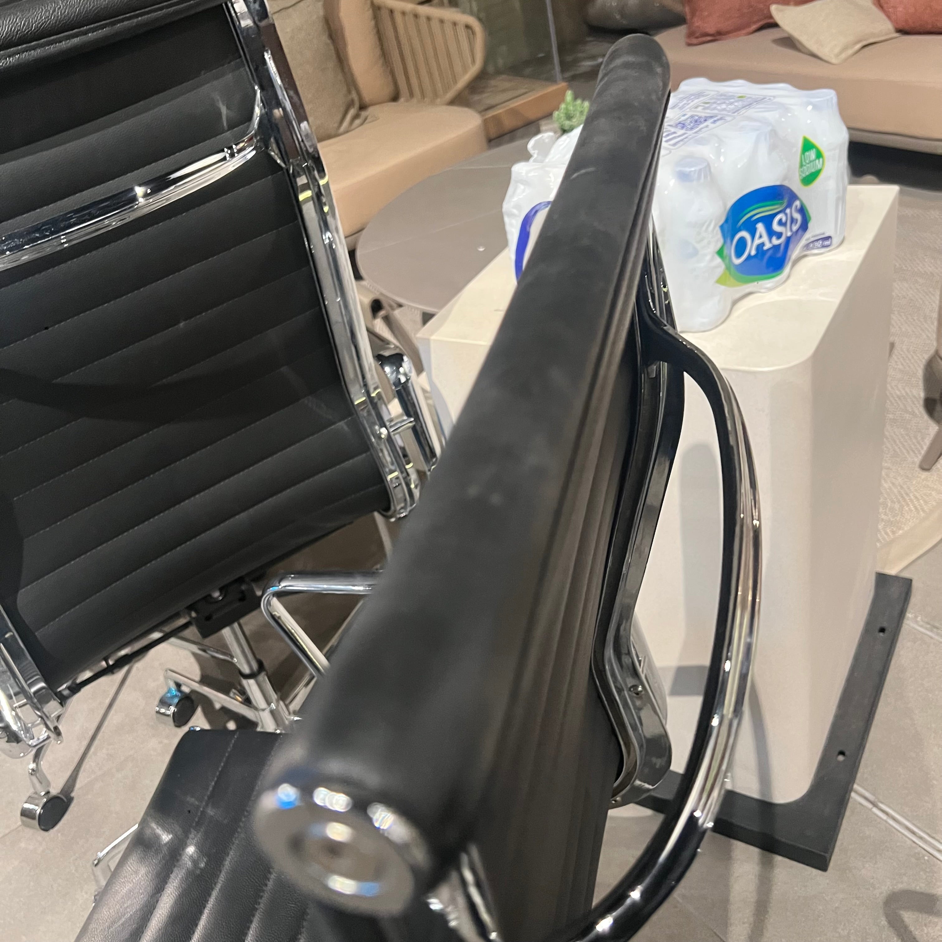 Display of a classic office chair with genuine leather upholstery, branded BEACON MO, model BP9606 Nakheel, on display.