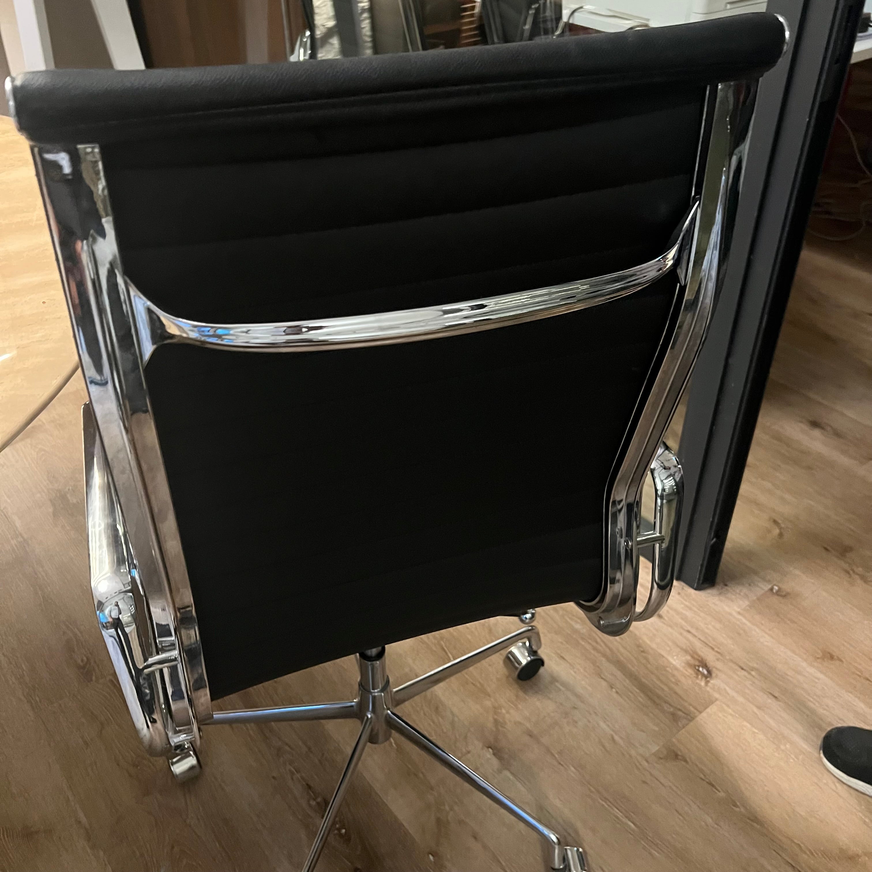 Display of a classic office chair with genuine leather upholstery, model BP9606 Nakheel by BEACON, showing a sleek, professional design.