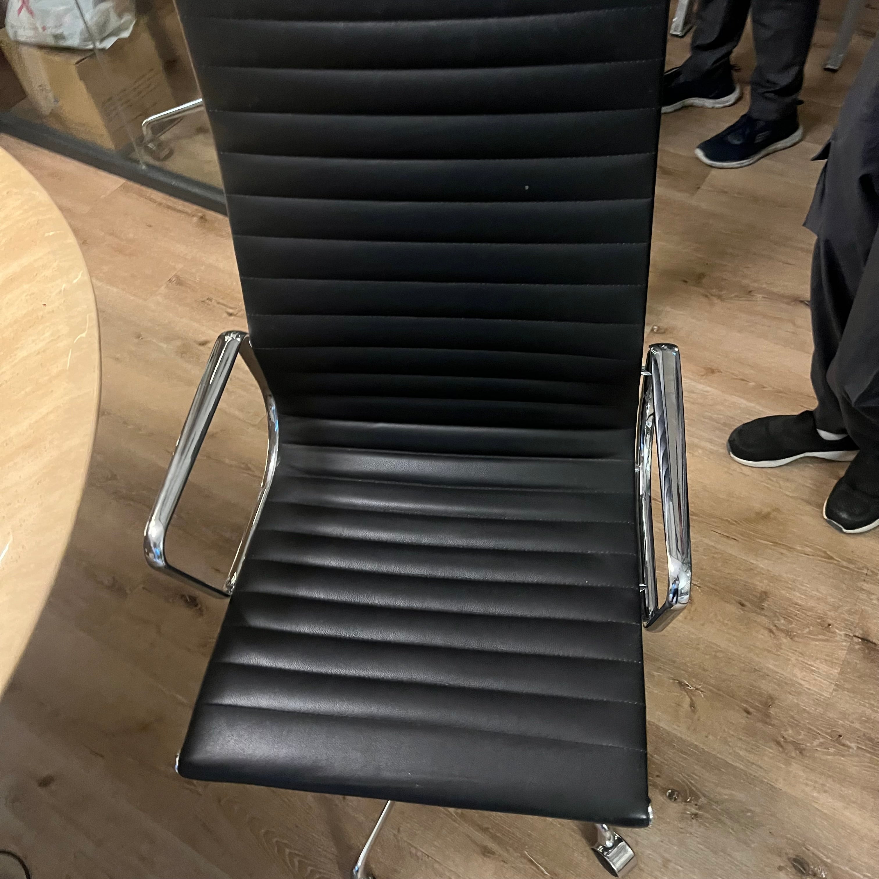 Display of BEACON classic office chair in genuine leather, model BP9606 Nakheel, showcasing its elegant design and cushioning.