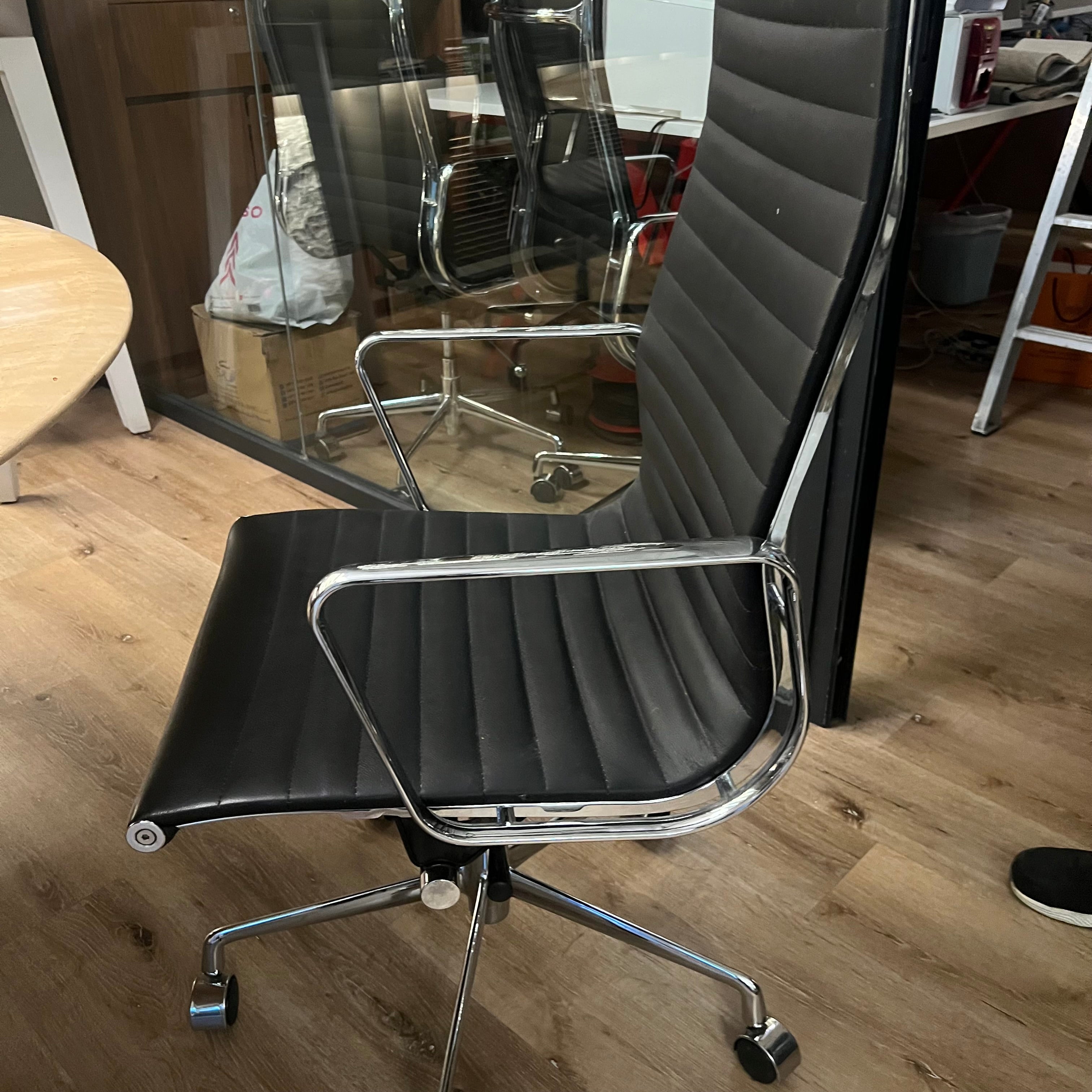 Display of a classic office chair with genuine leather upholstery, model BP9606 Nakheel, by Beacon, showcasing its design features.