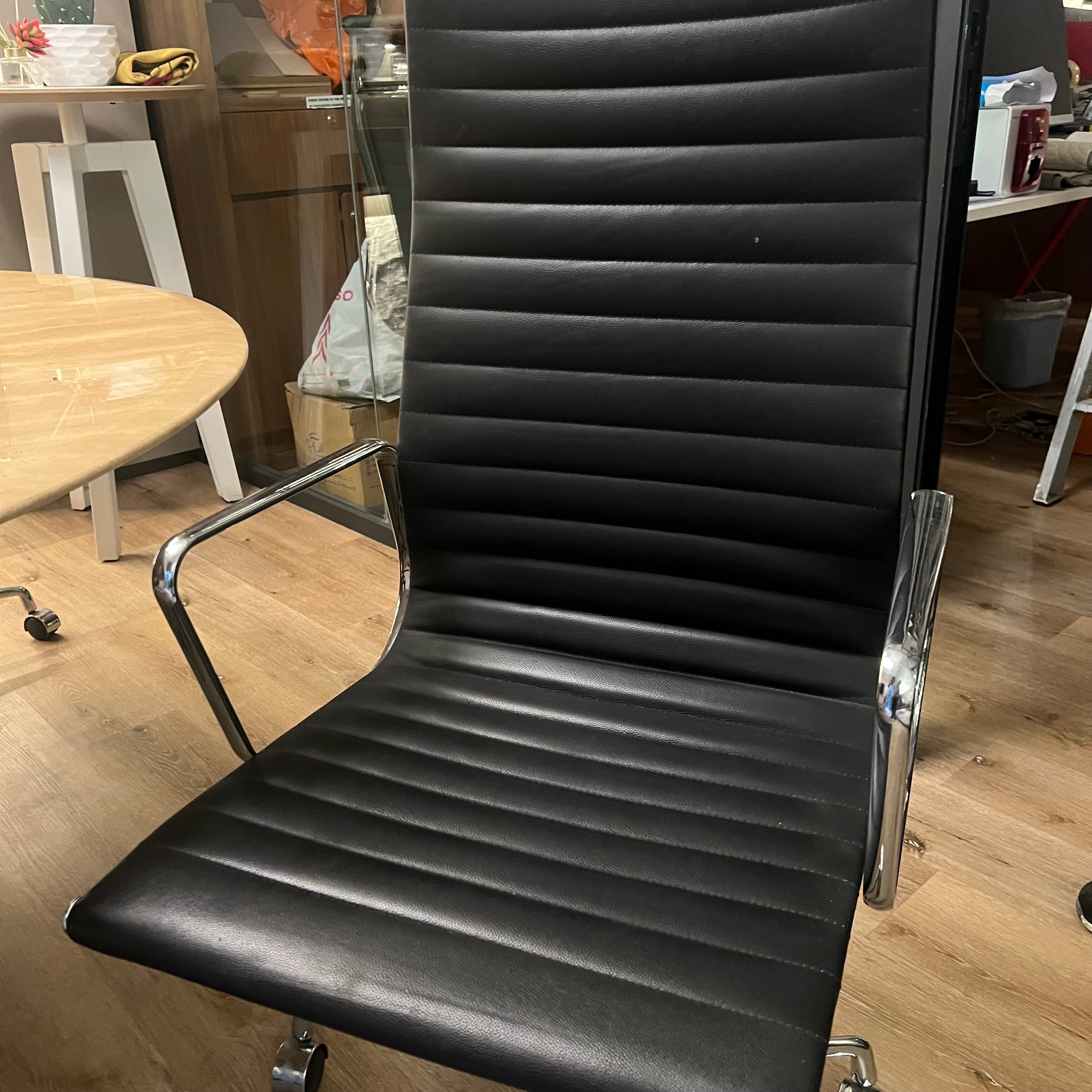 Display item of a classic office chair with genuine leather upholstery, branded BEACON MO, model BP9606 Nakheel.