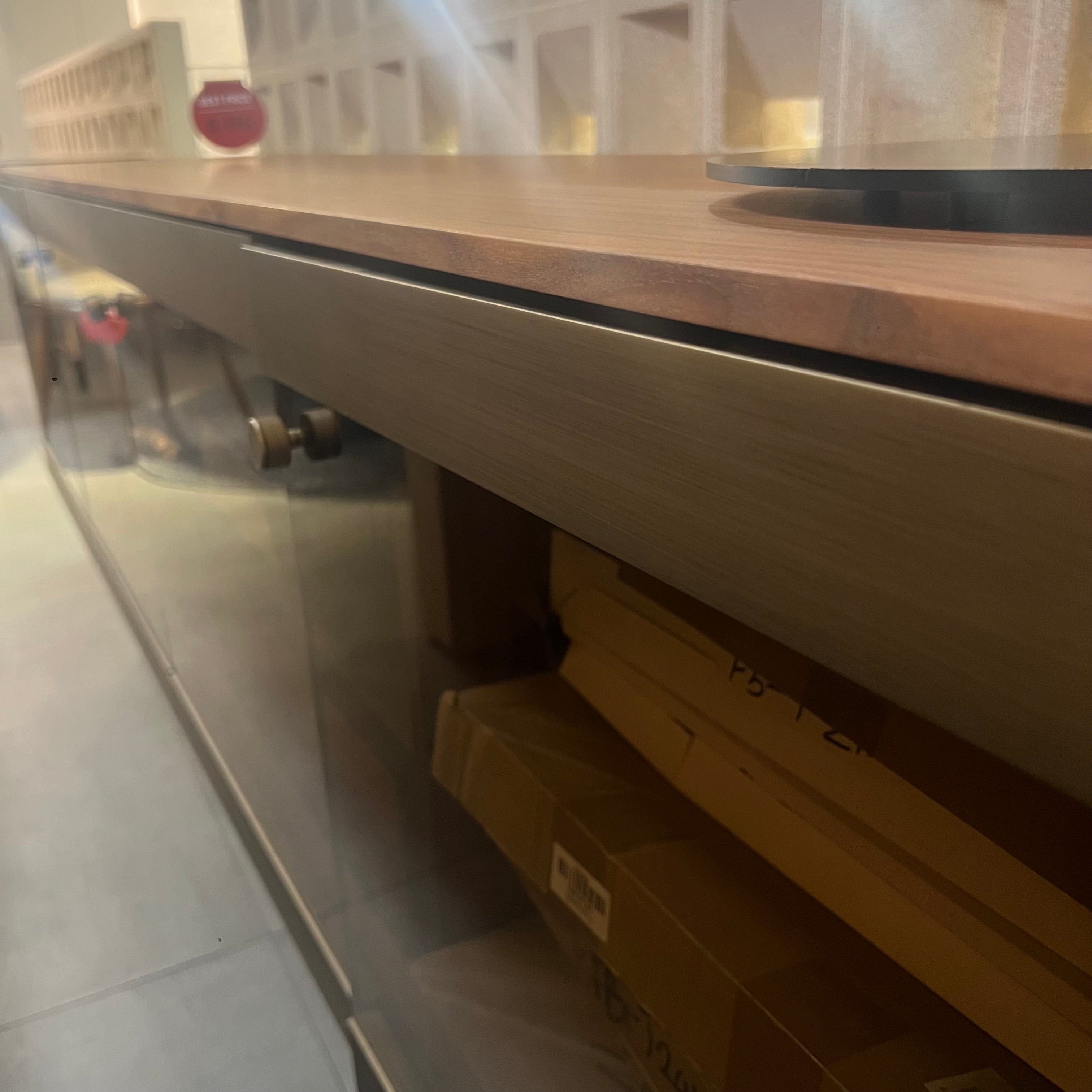 Display Item - Edessa Sideboard With Glass Edsa-Console Nakheel -  DISPLAY ITEM - ebarza Furniture UAE | Shop Modern Furniture in Abu Dhabi & Dubai - مفروشات ايبازرا في الامارات | تسوق اثاث عصري وديكورات مميزة في دبي وابوظبي