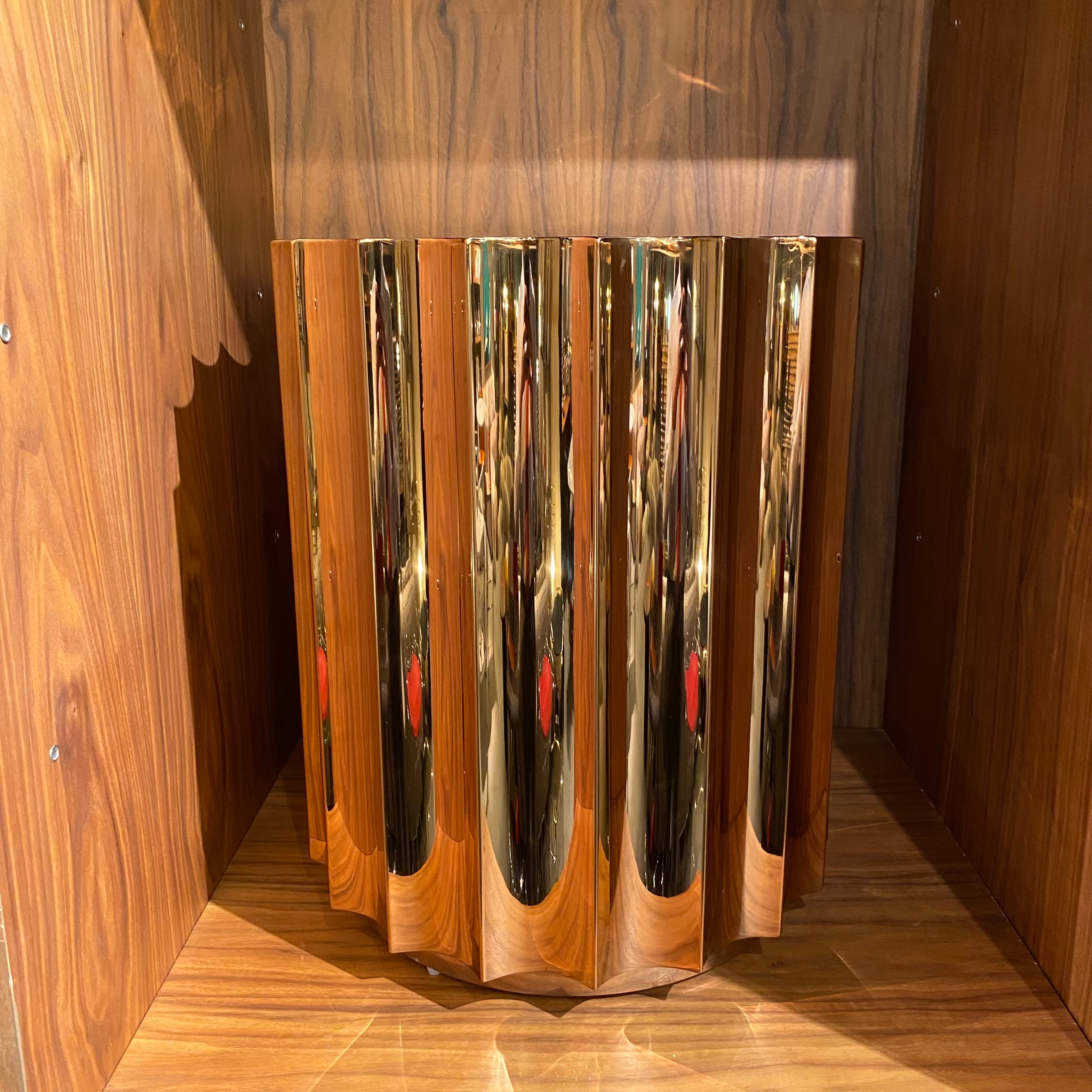 Display of Forlì natural marble side table by BEACON, showcasing sleek design and polished marble surface.