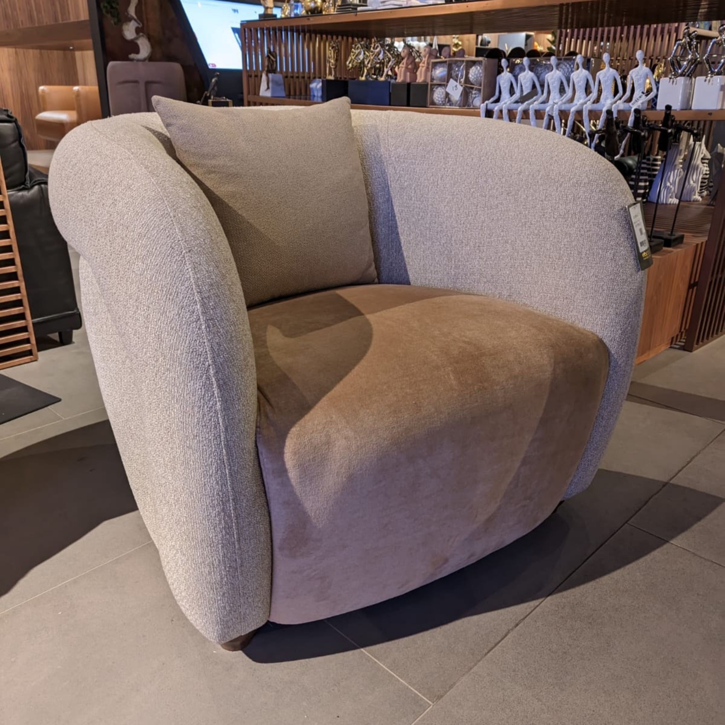 Loda Furniture Gauss Lounge Chair Gus1S-TdYAS display model with sleek modern design and plush upholstery.