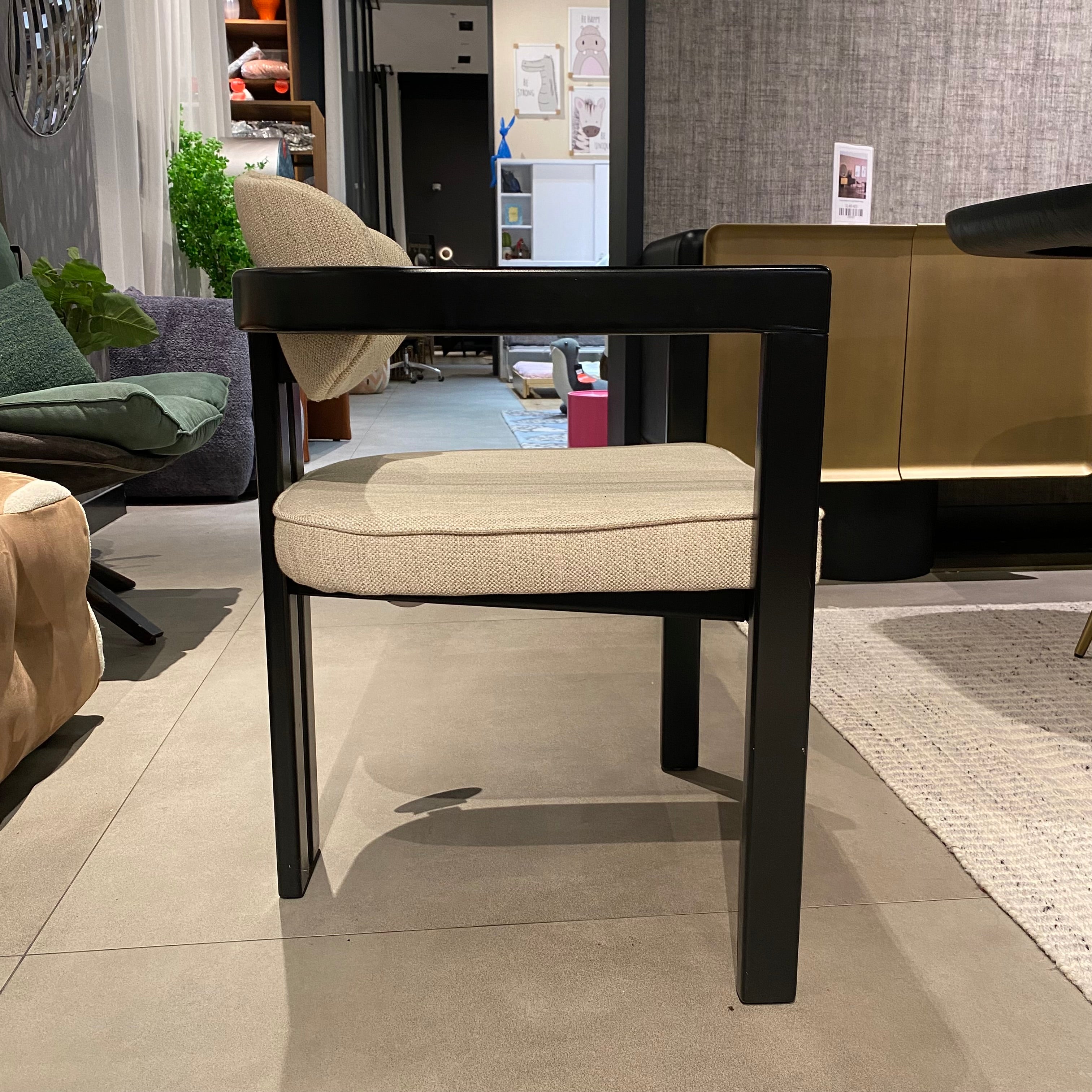 Display of the SANCREA Kotor Chair in Notte color with modern design, showcasing the stylish seating furniture.