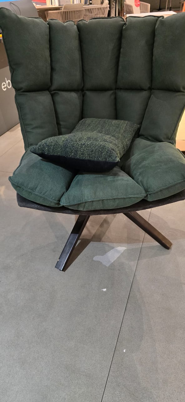 Display of the Lille Lounge Chair LC005 by BEACON, featuring green upholstery and modern design, shown as a display item.