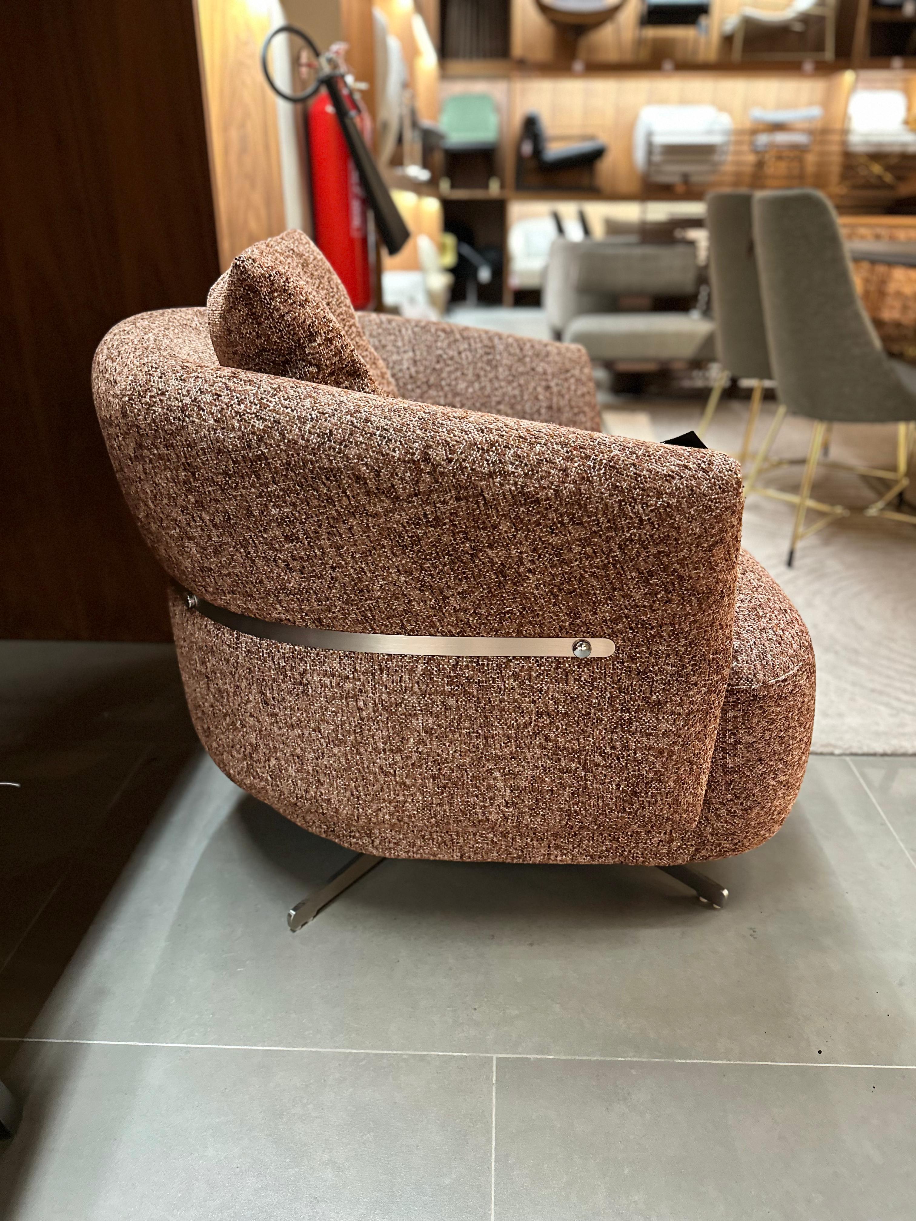 Display Item - Lucy Lounge Chair LC061 - YAS -  DISPLAY ITEM - ebarza Furniture UAE | Shop Modern Furniture in Abu Dhabi & Dubai - مفروشات ايبازرا في الامارات | تسوق اثاث عصري وديكورات مميزة في دبي وابوظبي