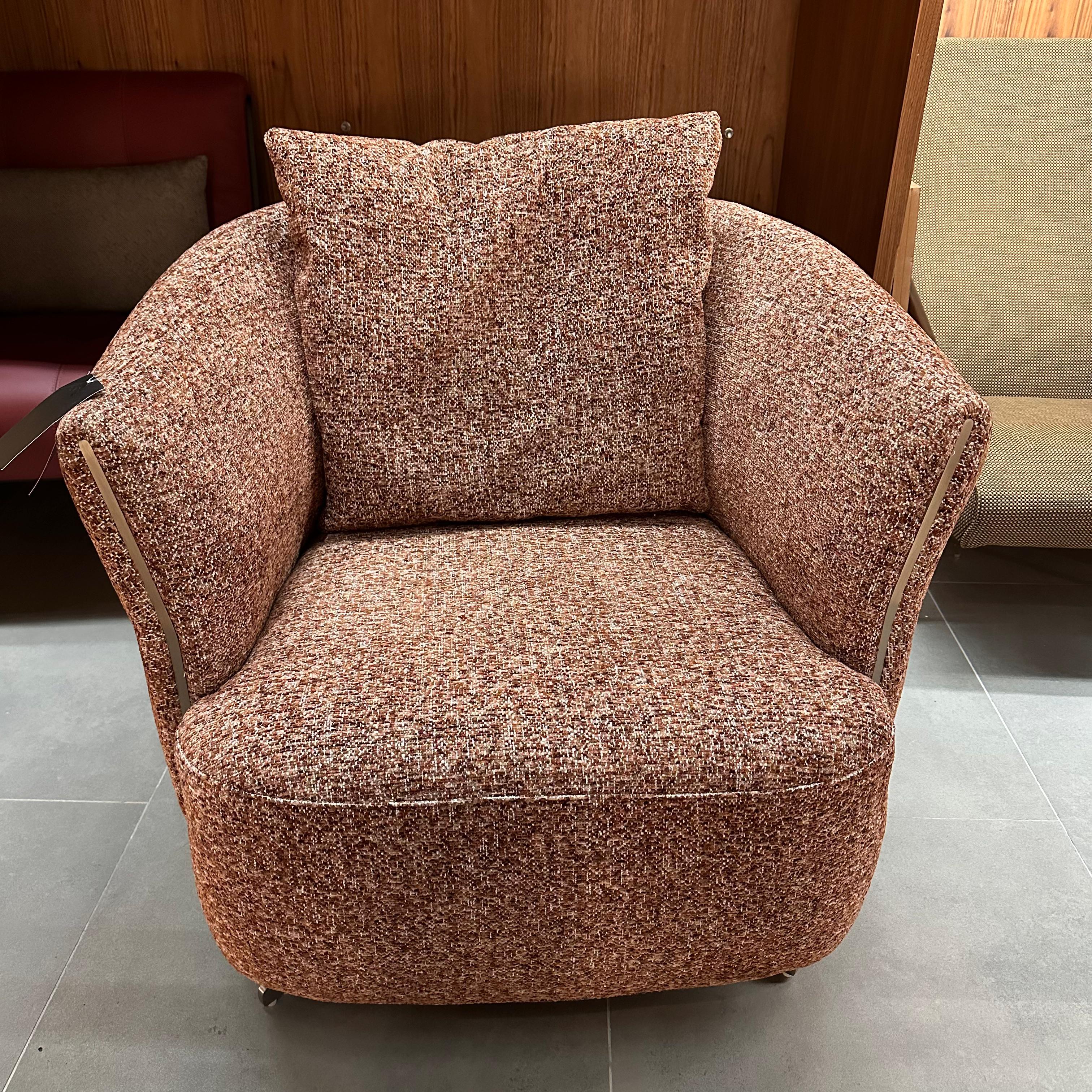 Display Item - Lucy Lounge Chair LC061 - YAS -  DISPLAY ITEM - ebarza Furniture UAE | Shop Modern Furniture in Abu Dhabi & Dubai - مفروشات ايبازرا في الامارات | تسوق اثاث عصري وديكورات مميزة في دبي وابوظبي