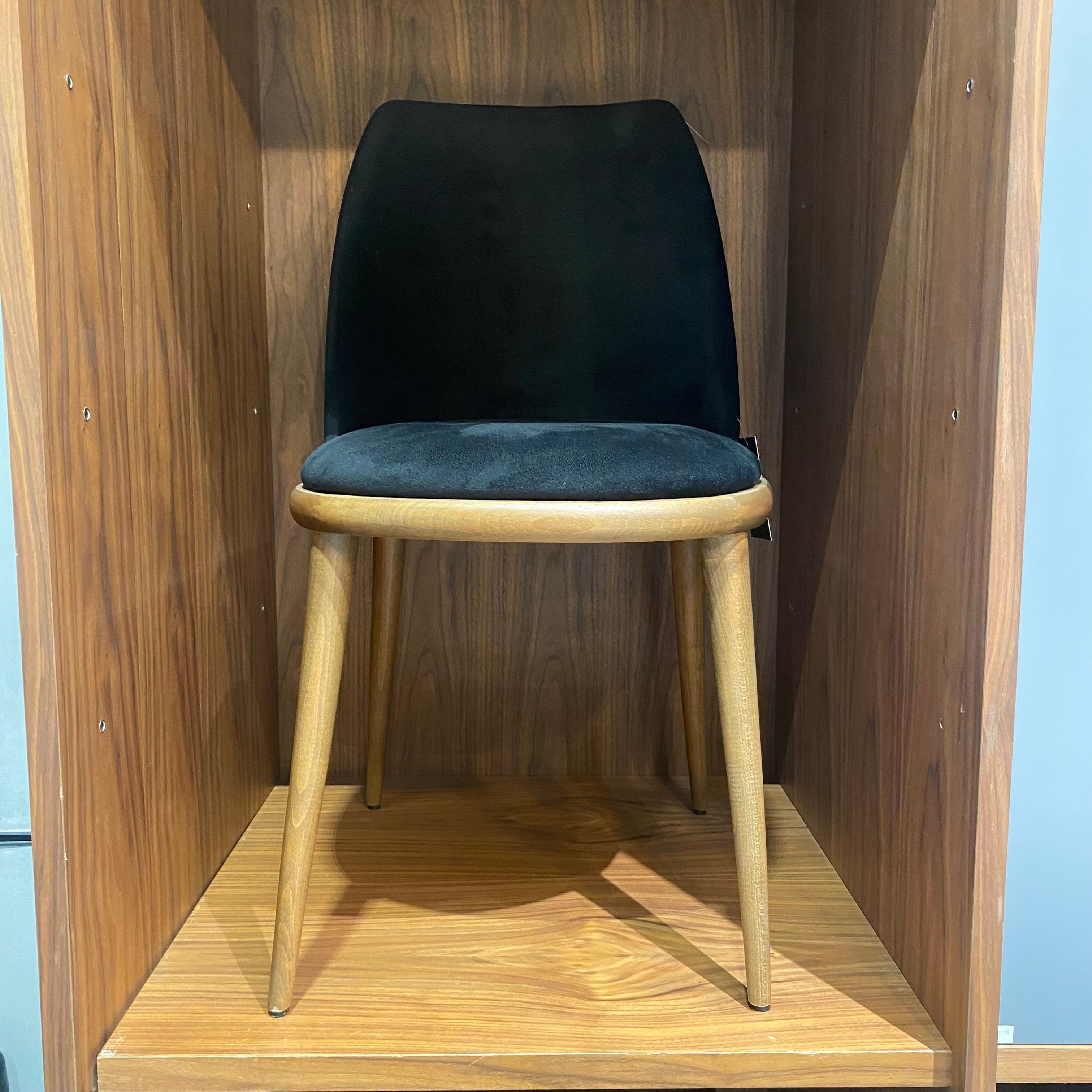YOL LIVING Luna dining chair display item with modern design, featuring a sleek frame and comfortable seat in a contemporary setting.