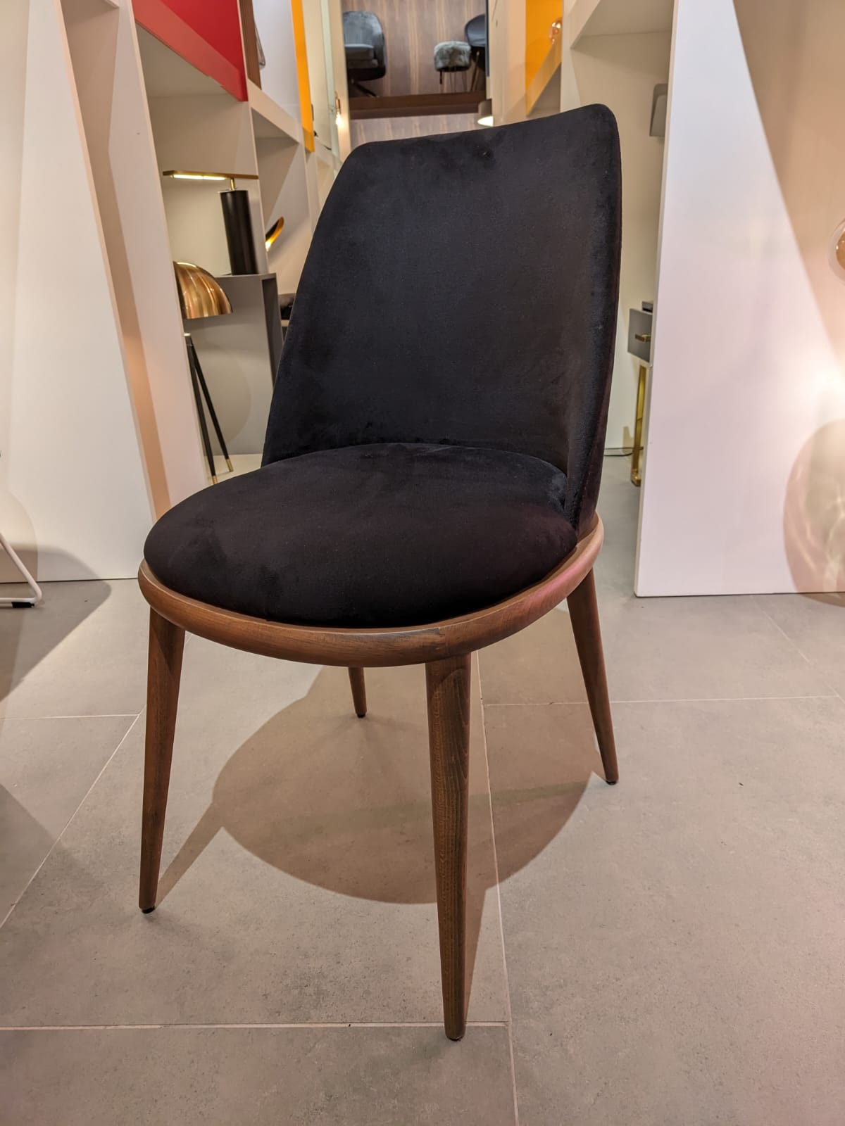YOL LIVING Luna dining chair display model with wooden legs and upholstered seat, showcasing modern design and neutral fabric.