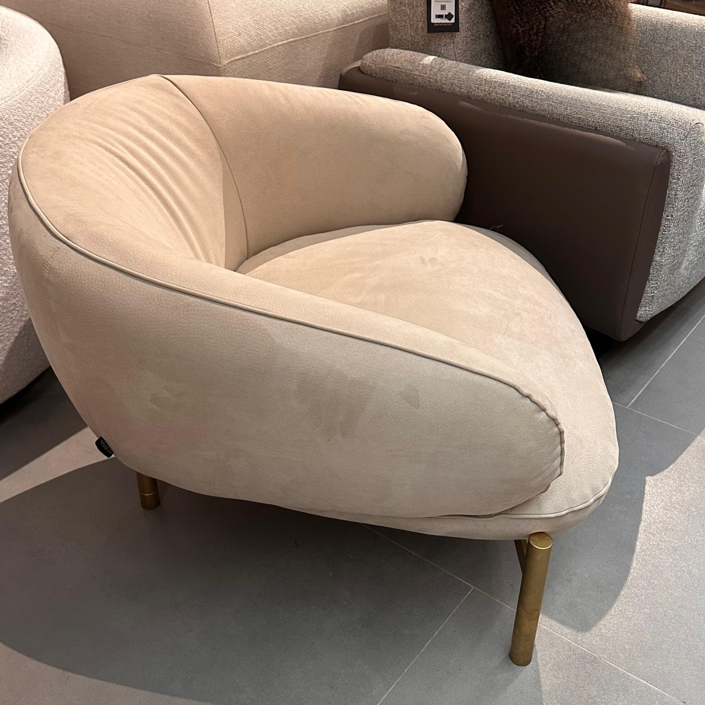 HOMAGE KOLTUK Next002 armchair display item with modern design, upholstered seat and backrest, in a neutral fabric.